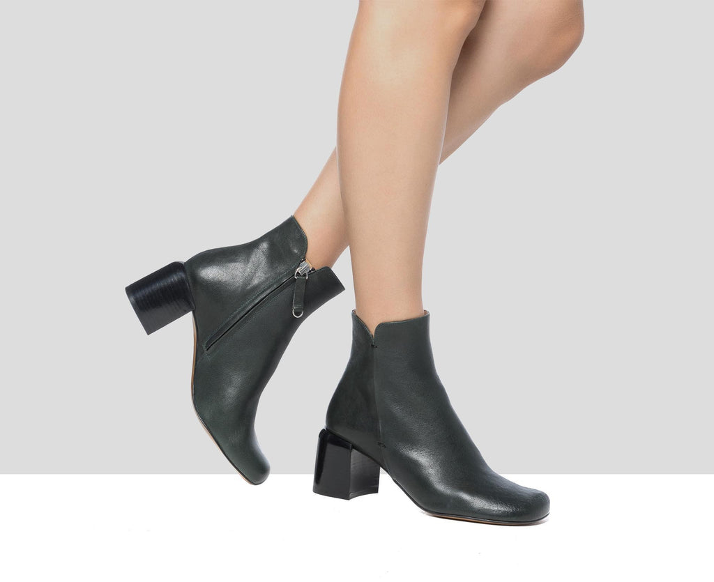 Stivaletti da donna in pelle con tacco medio. Glee