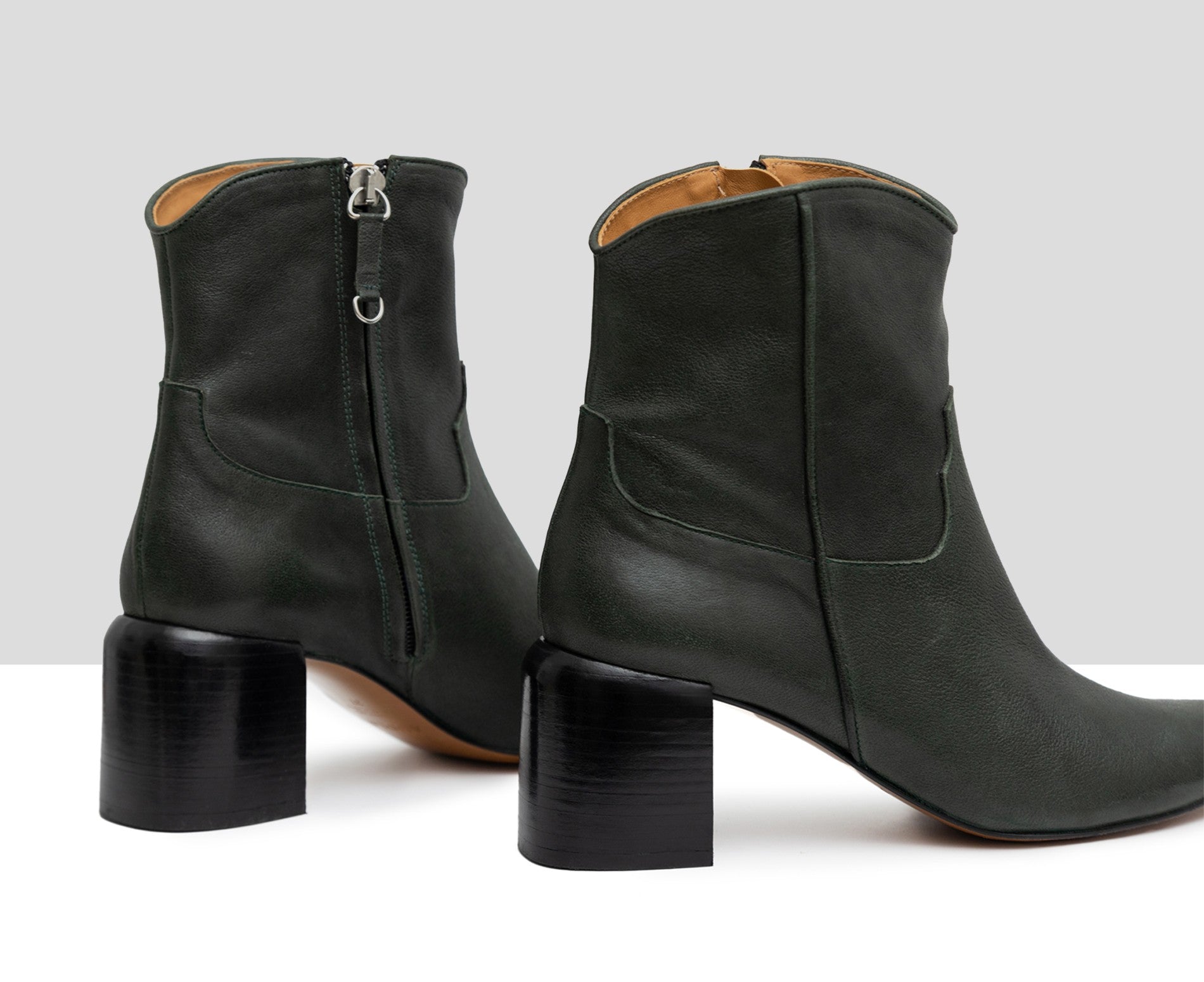 Botín de mujer en piel con tacón medio. Gorvina