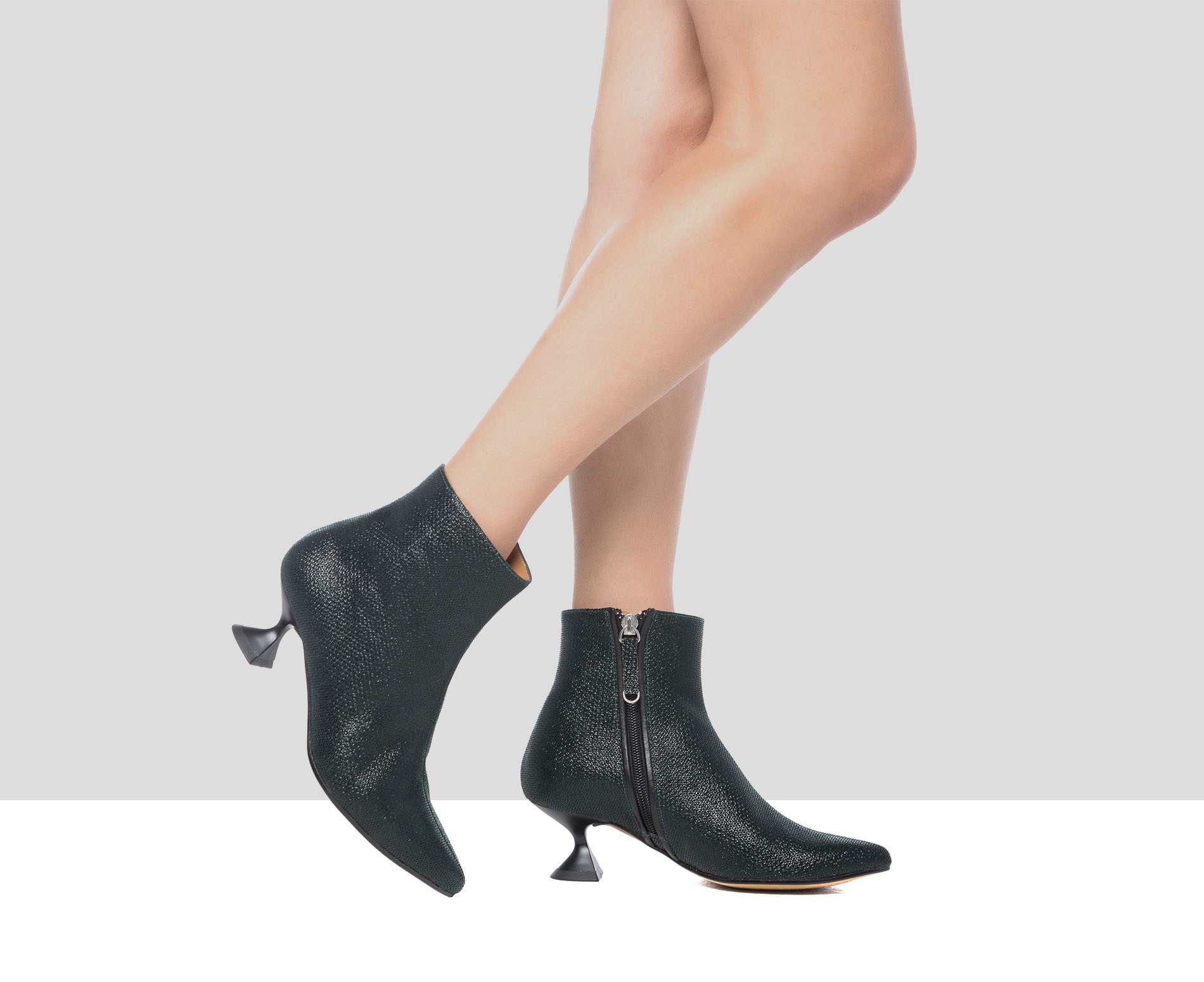 Botín de mujer en piel con tacón bajo. Greta