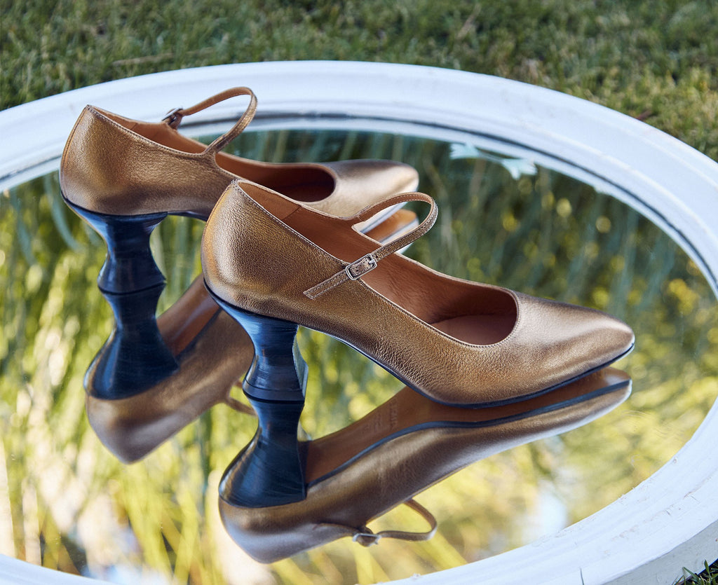 Women's leather shoe with a medium heel. Galya