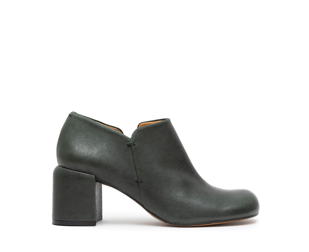 Women's leather shoe with a medium heel. Gimena
