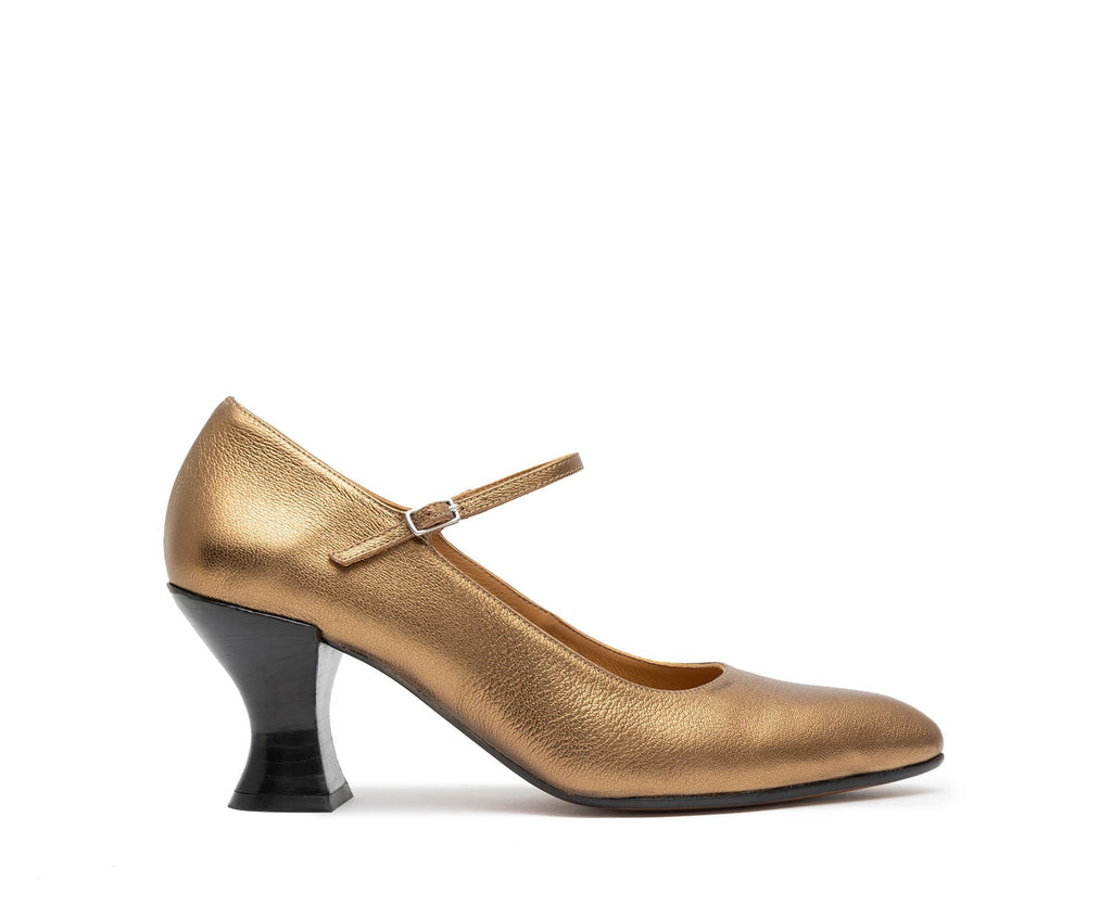 Women's leather shoe with a medium heel. Galya