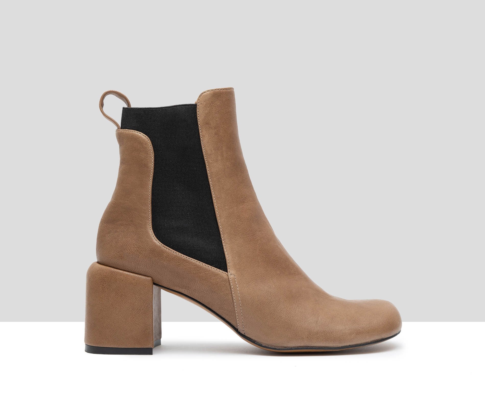 Botín de mujer en piel con tacón medio. Gaia