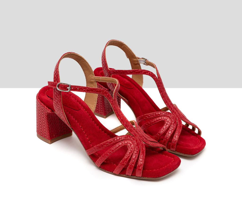 Women's leather sandal with a medium heel. Hamisi