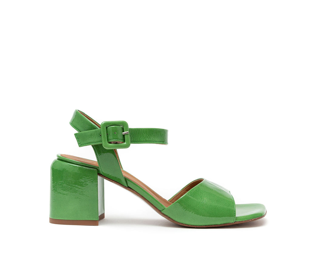 Sandalia de mujer en piel con tacón medio. Hanin