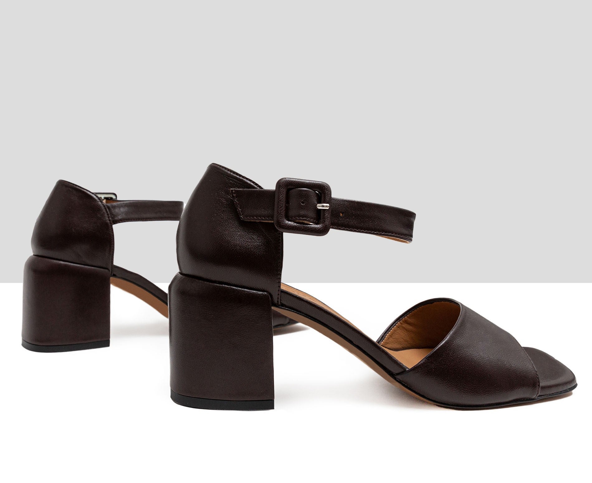 Sandalo da donna in pelle con tacco medio. Haya