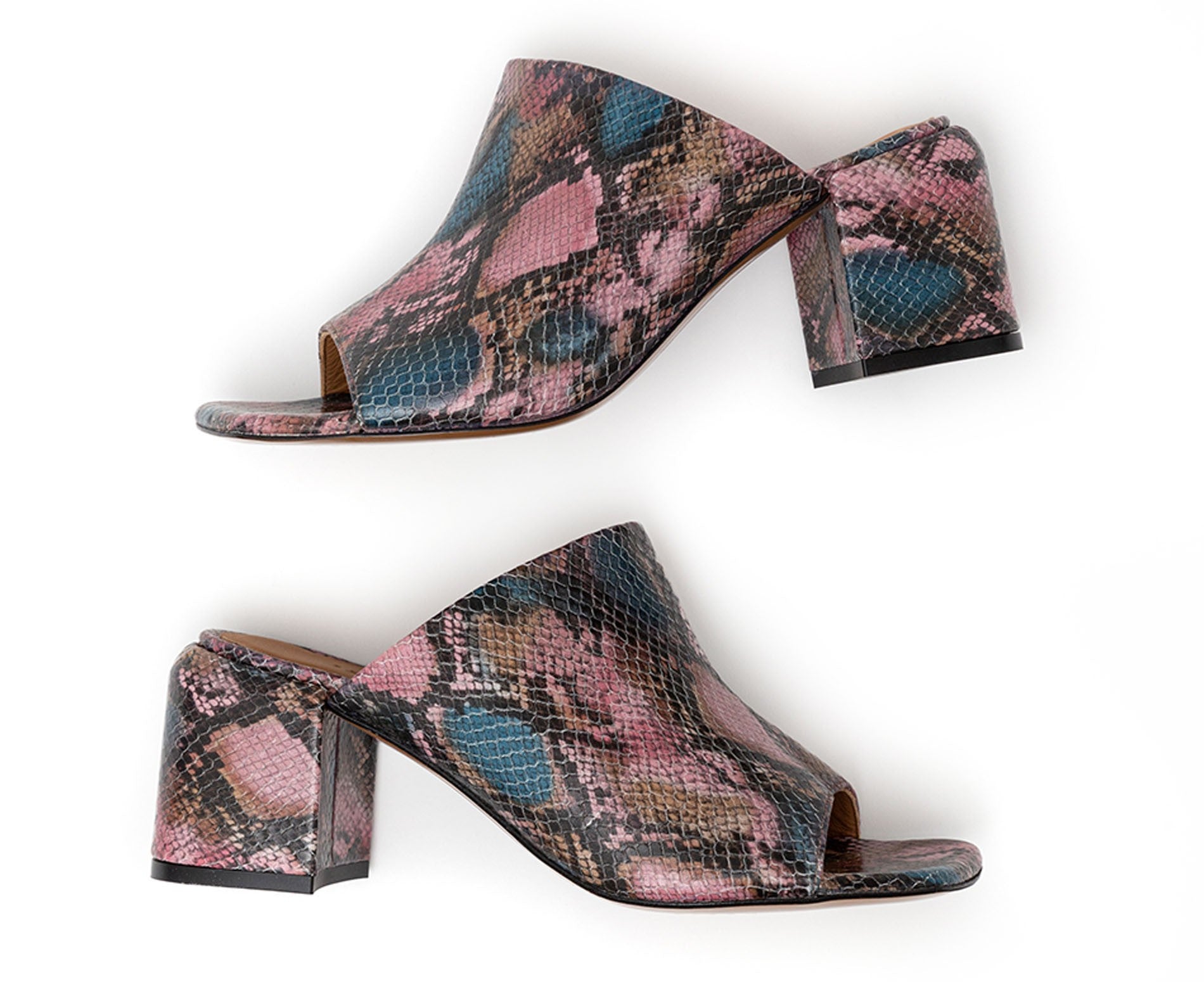 Sandalia de mujer en piel con tacón medio. Hetty