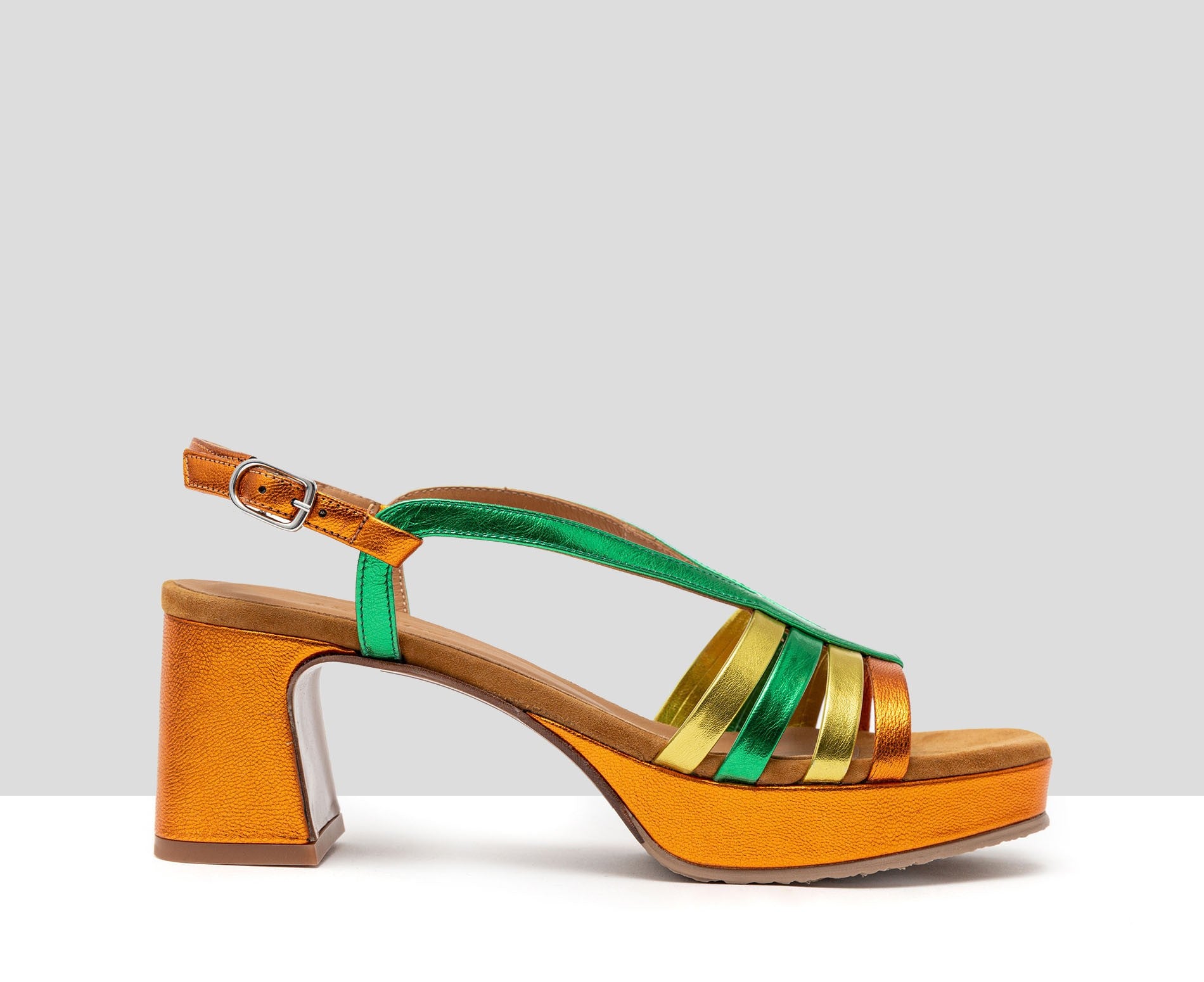 Sandalia de mujer en piel con tacón medio. Hilda