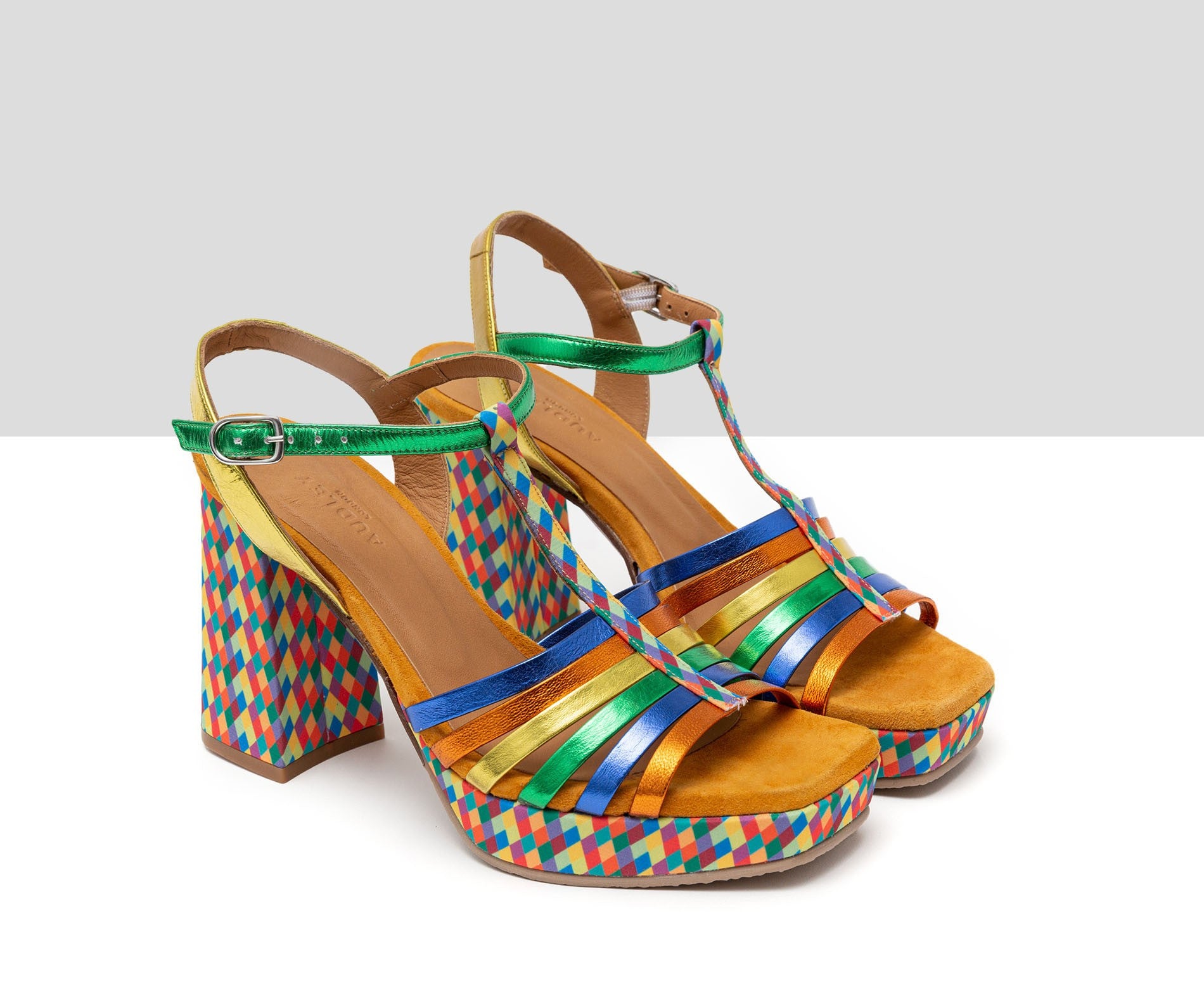 Sandalia de mujer en piel con tacón alto. Hindy