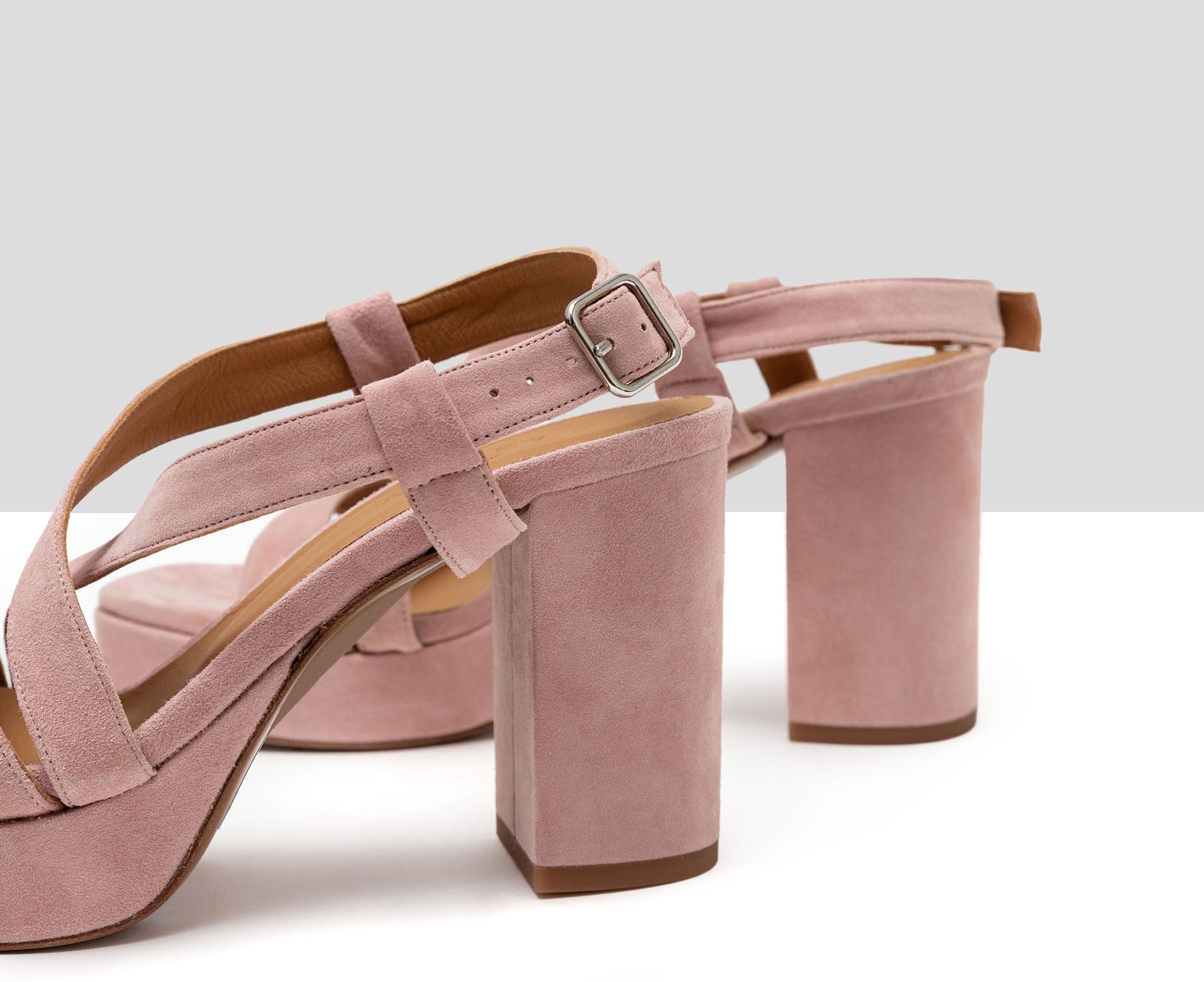 Sandalia de mujer en piel con tacón alto. Hala