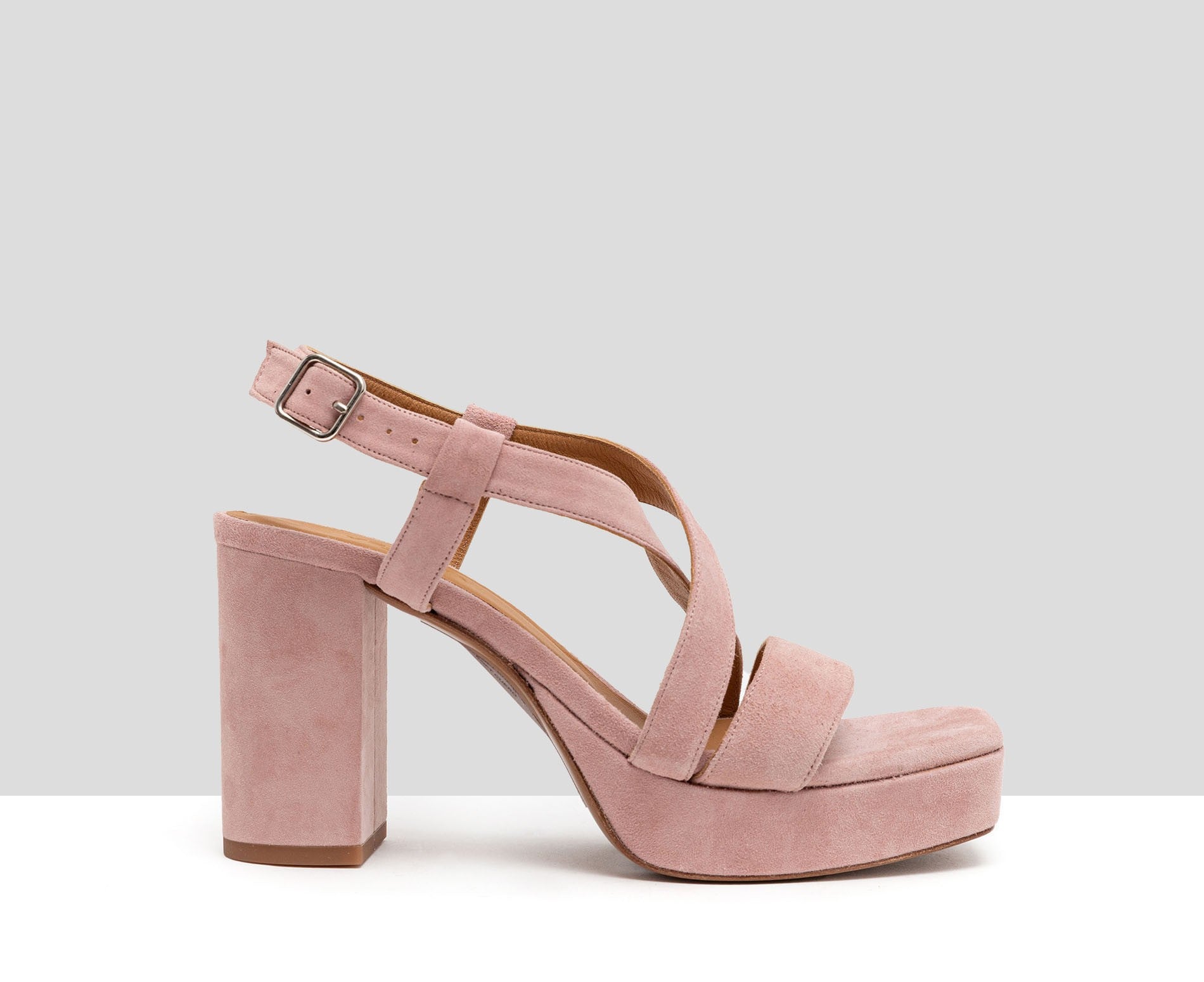 Sandalia de mujer en piel con tacón alto. Hala