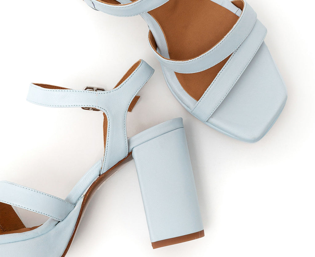 Sandalia de mujer en piel con tacón alto. Hoshi