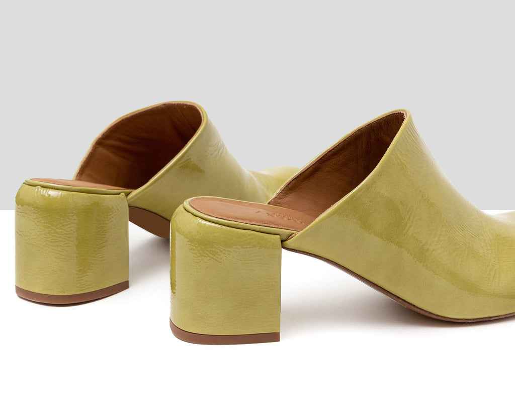 Zapato de mujer en piel con tacón medio. Hanae