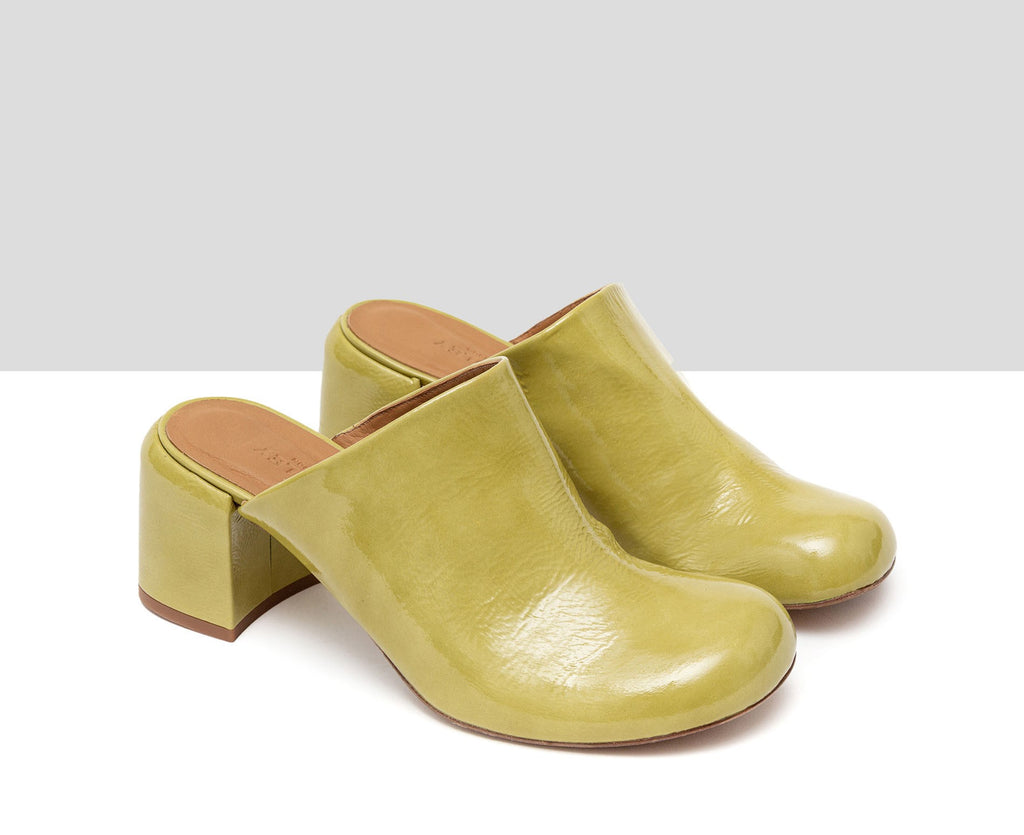 Zapato de mujer en piel con tacón medio. Hanae