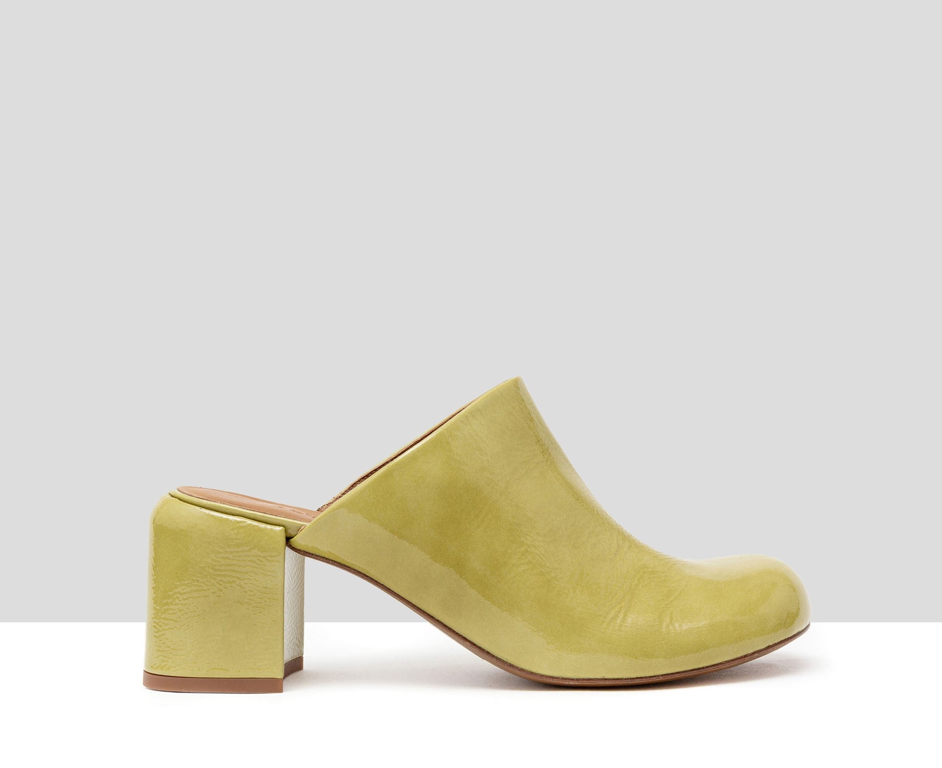 Zapato de mujer en piel con tacón medio. Hanae