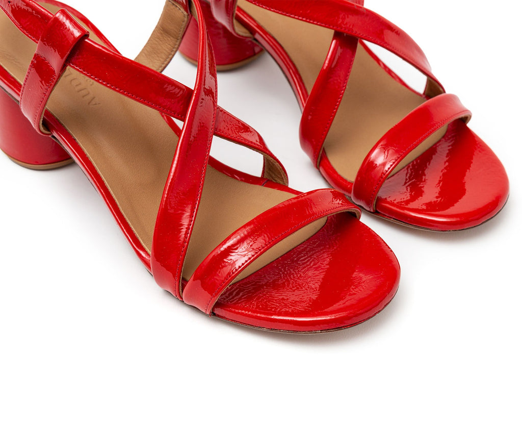 Sandalia de mujer en piel con tacón medio. Hasini