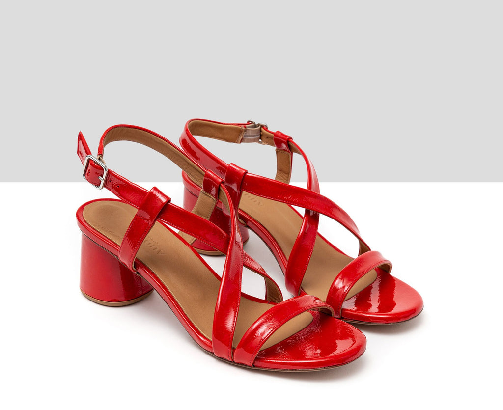 Sandalia de mujer en piel con tacón medio. Hasini