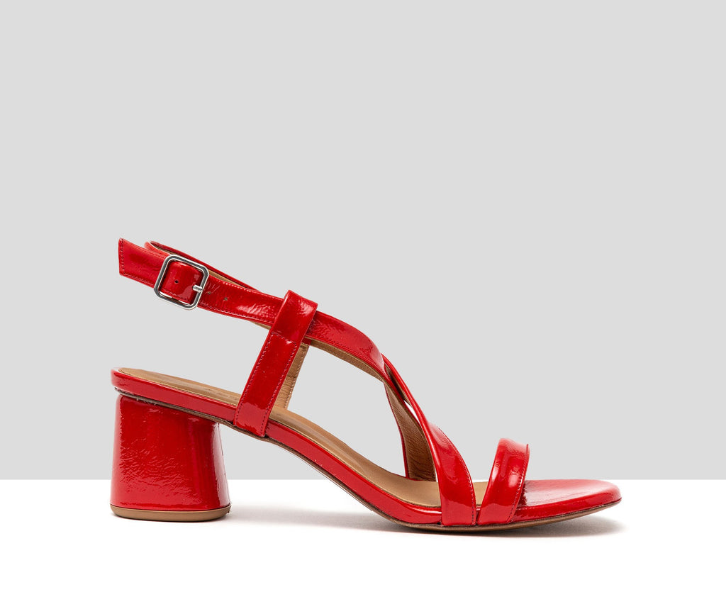 Sandalia de mujer en piel con tacón medio. Hasini