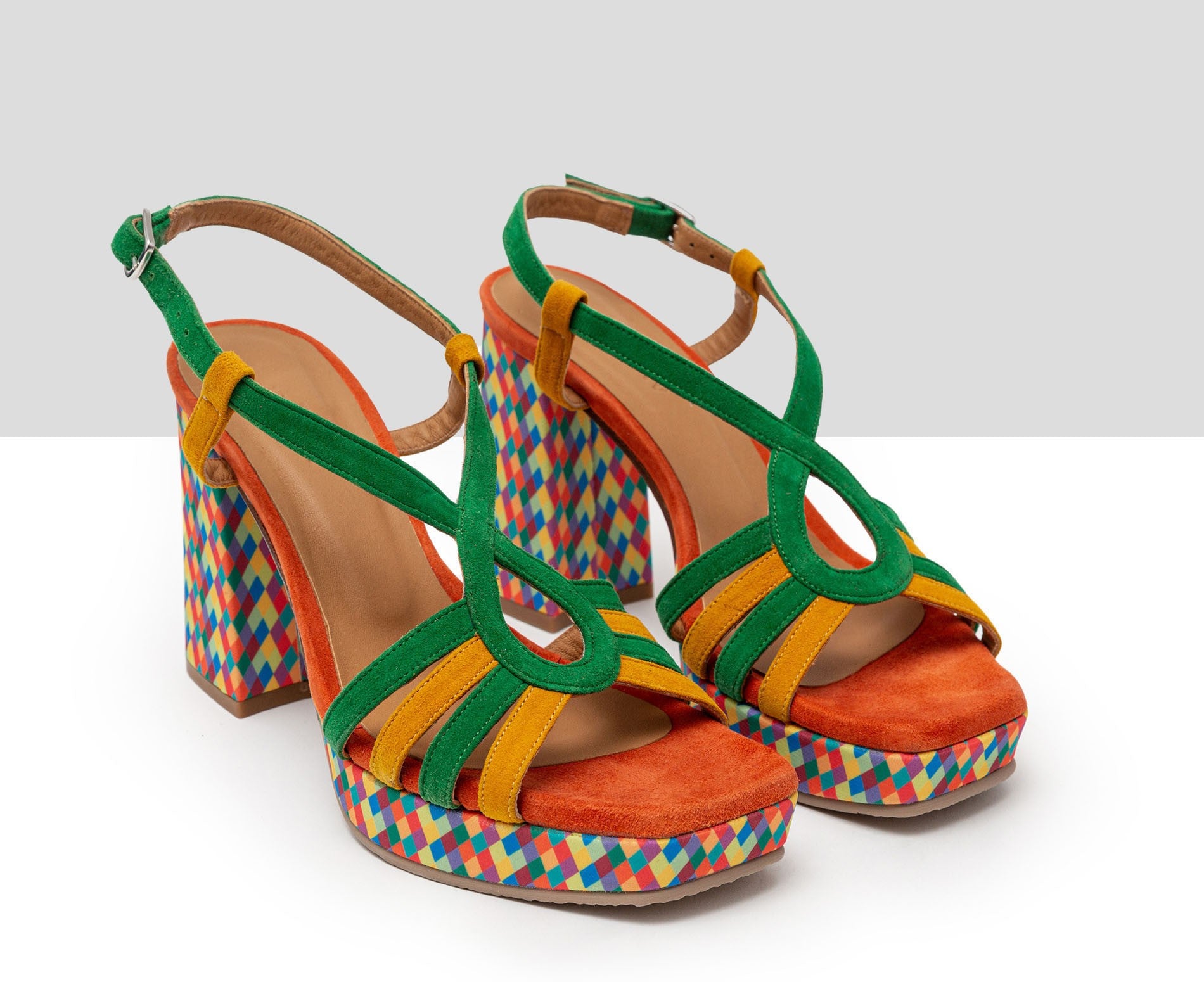 Sandalia de mujer en piel con tacón alto. Haiwei