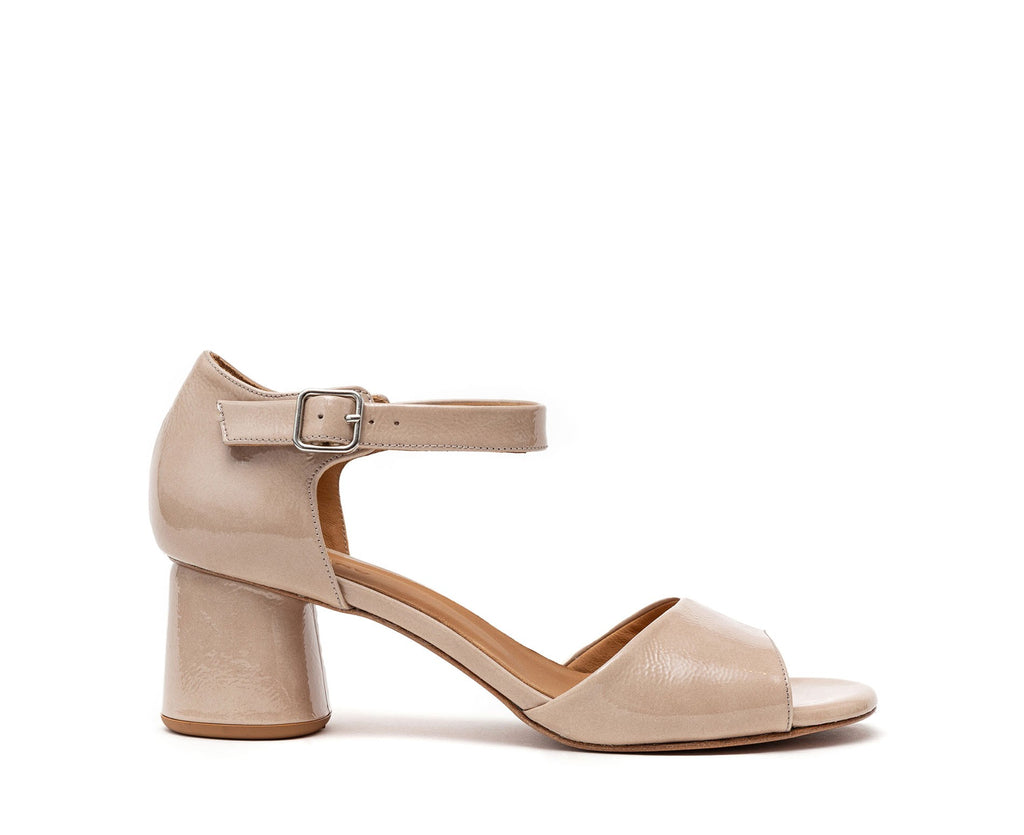 Sandalo da donna in pelle con tacco medio. Hadara