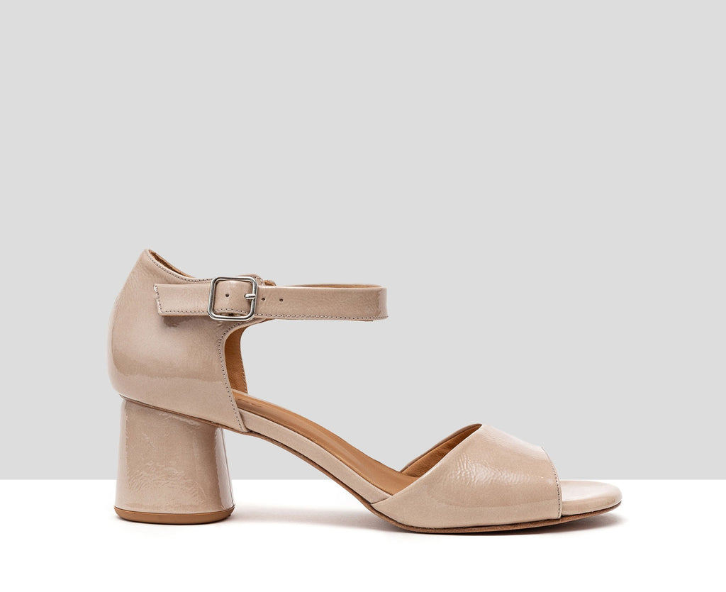 Sandalo da donna in pelle con tacco medio. Hadara