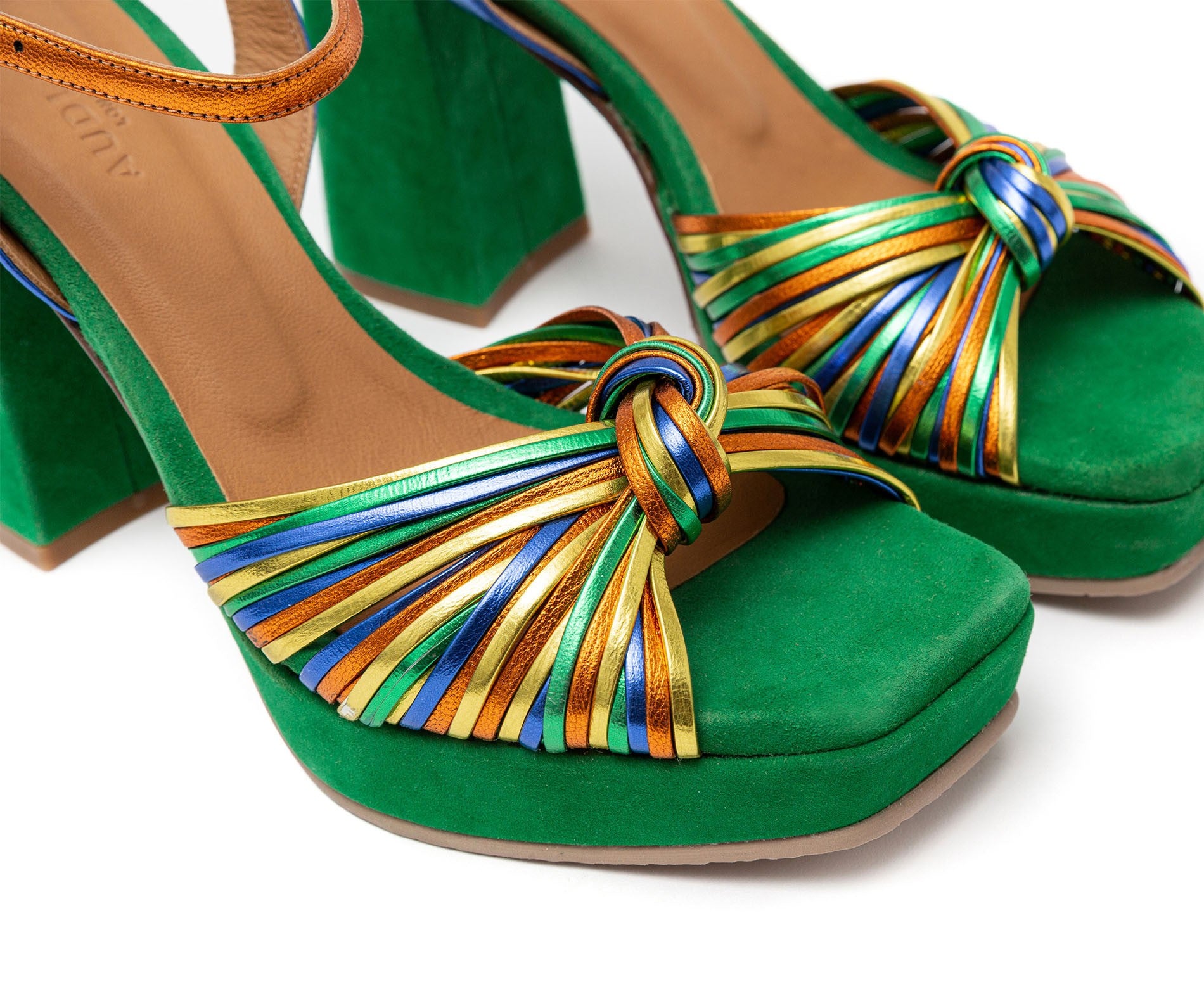 Sandalia de mujer en piel con tacón alto. Hong