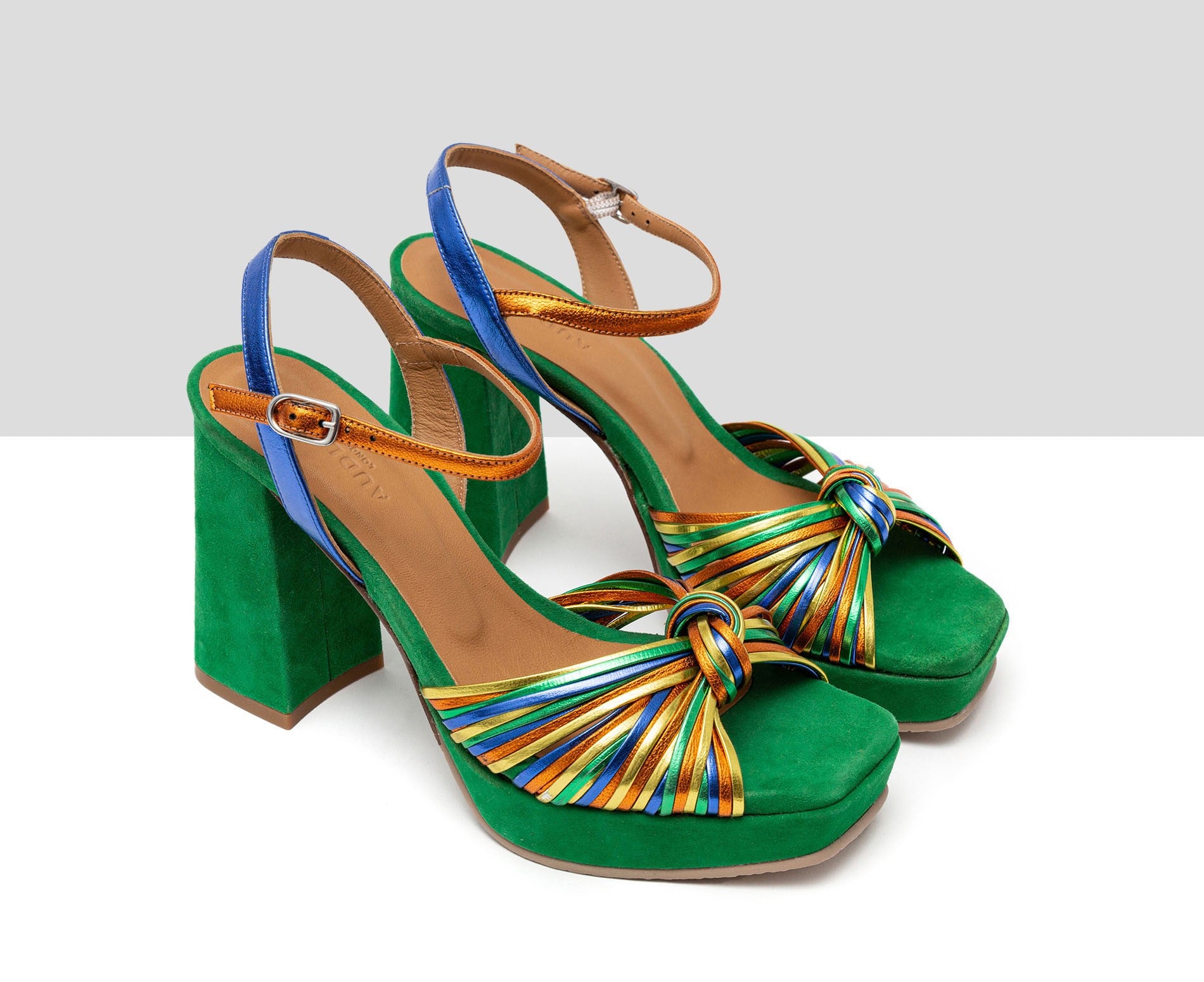 Sandalia de mujer en piel con tacón alto. Hong