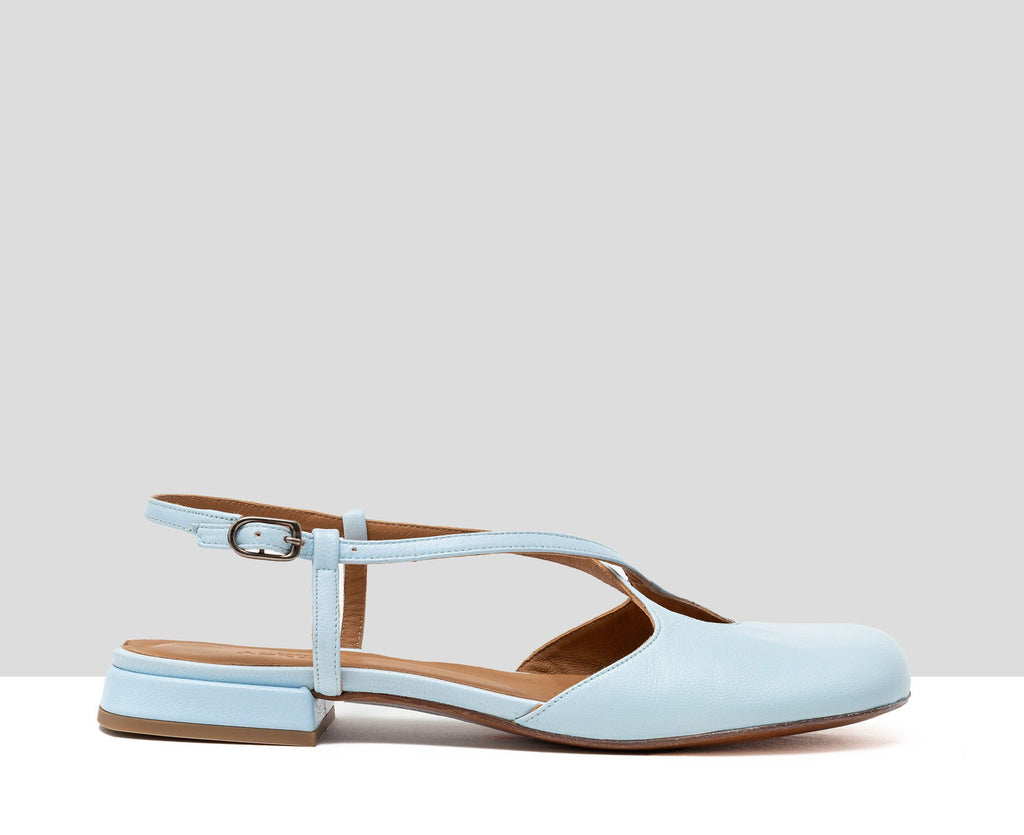 Zapato de mujer en piel con tacón bajo. Heaven