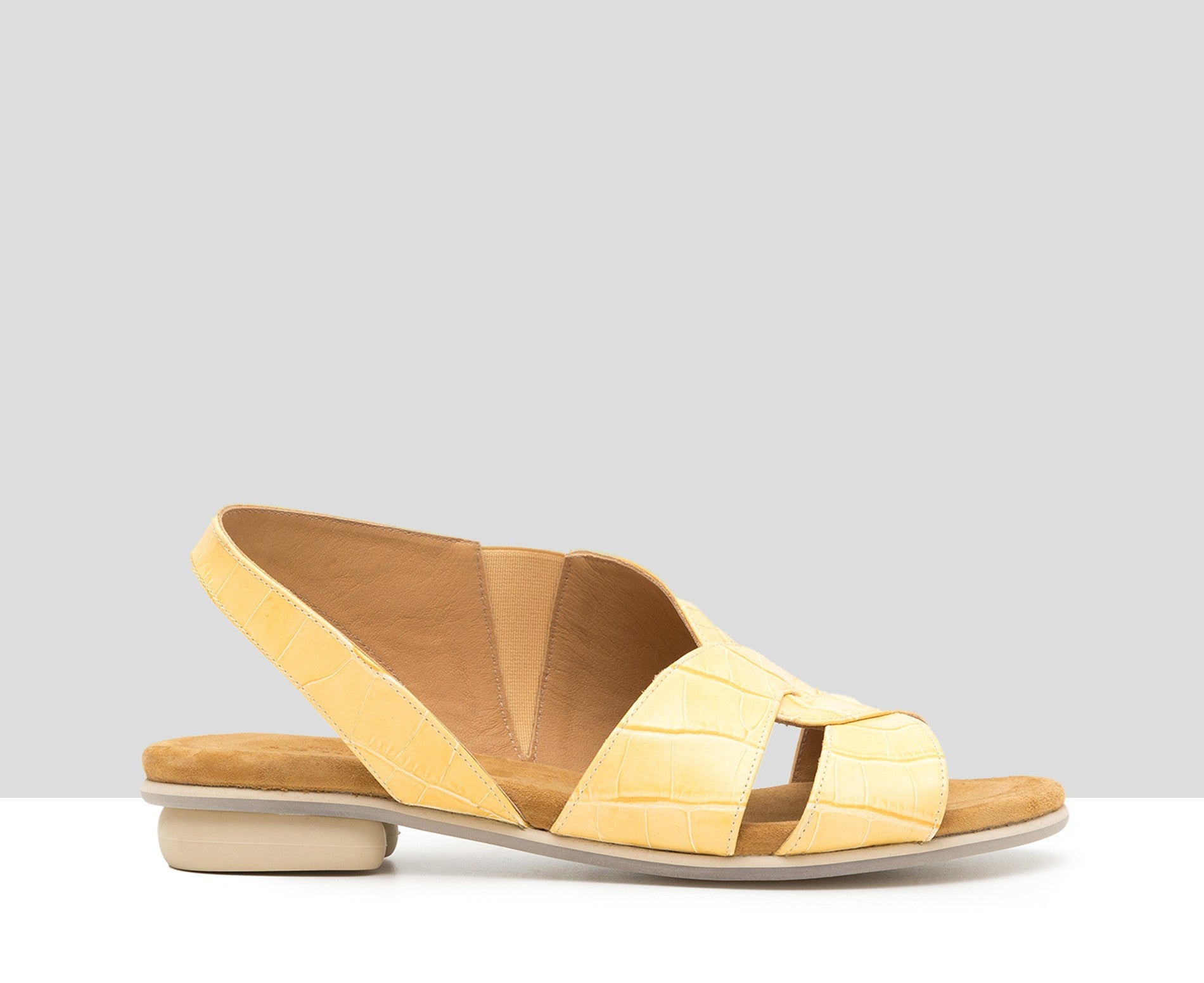 Sandalia de mujer en piel plana. Fred