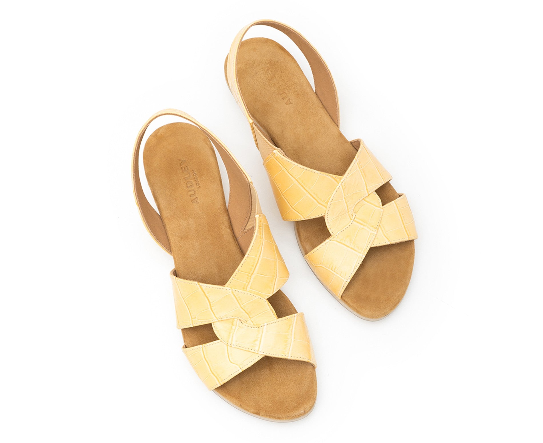 Sandalia de mujer en piel plana. Fred