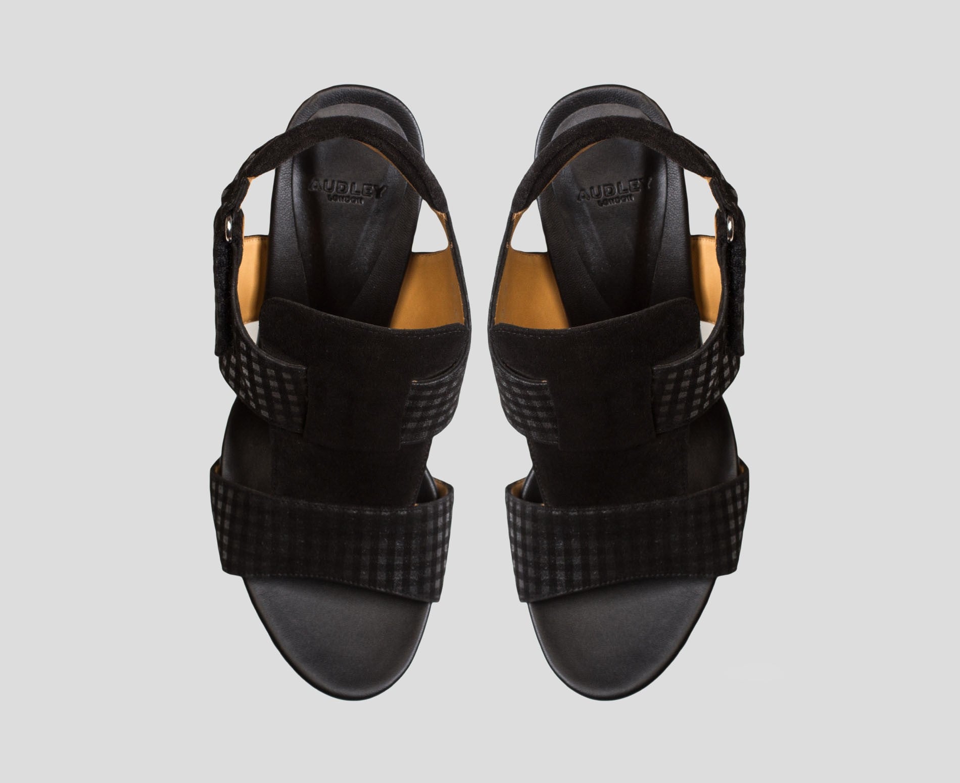 Sandalia de mujer en piel con tacón medio. Vittorina