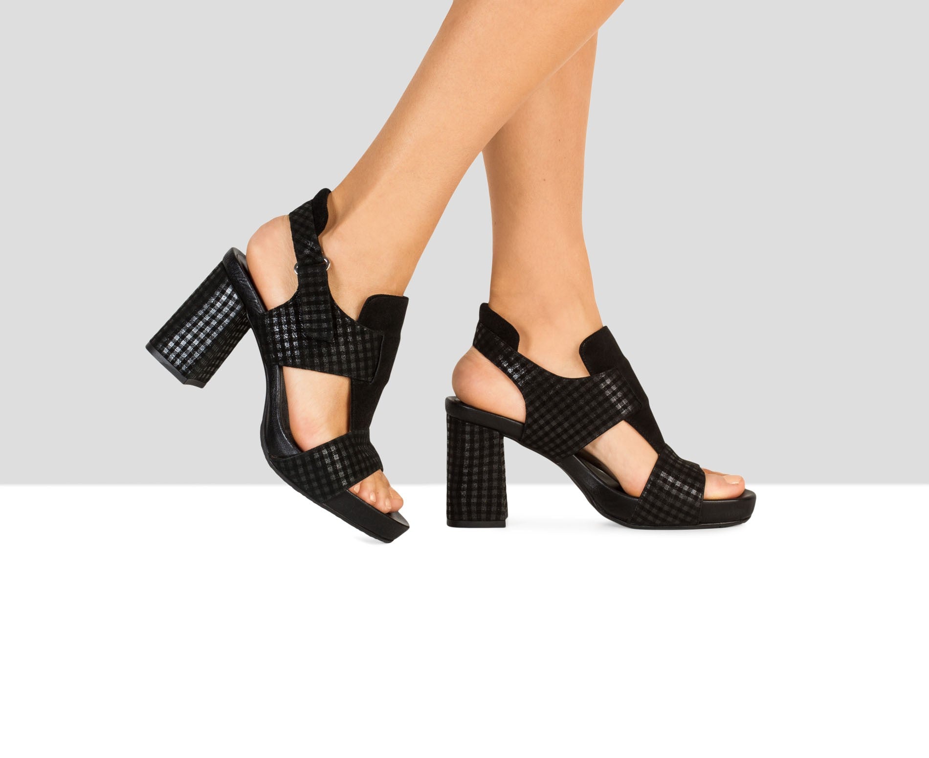 Sandalia de mujer en piel con tacón medio. Vittorina