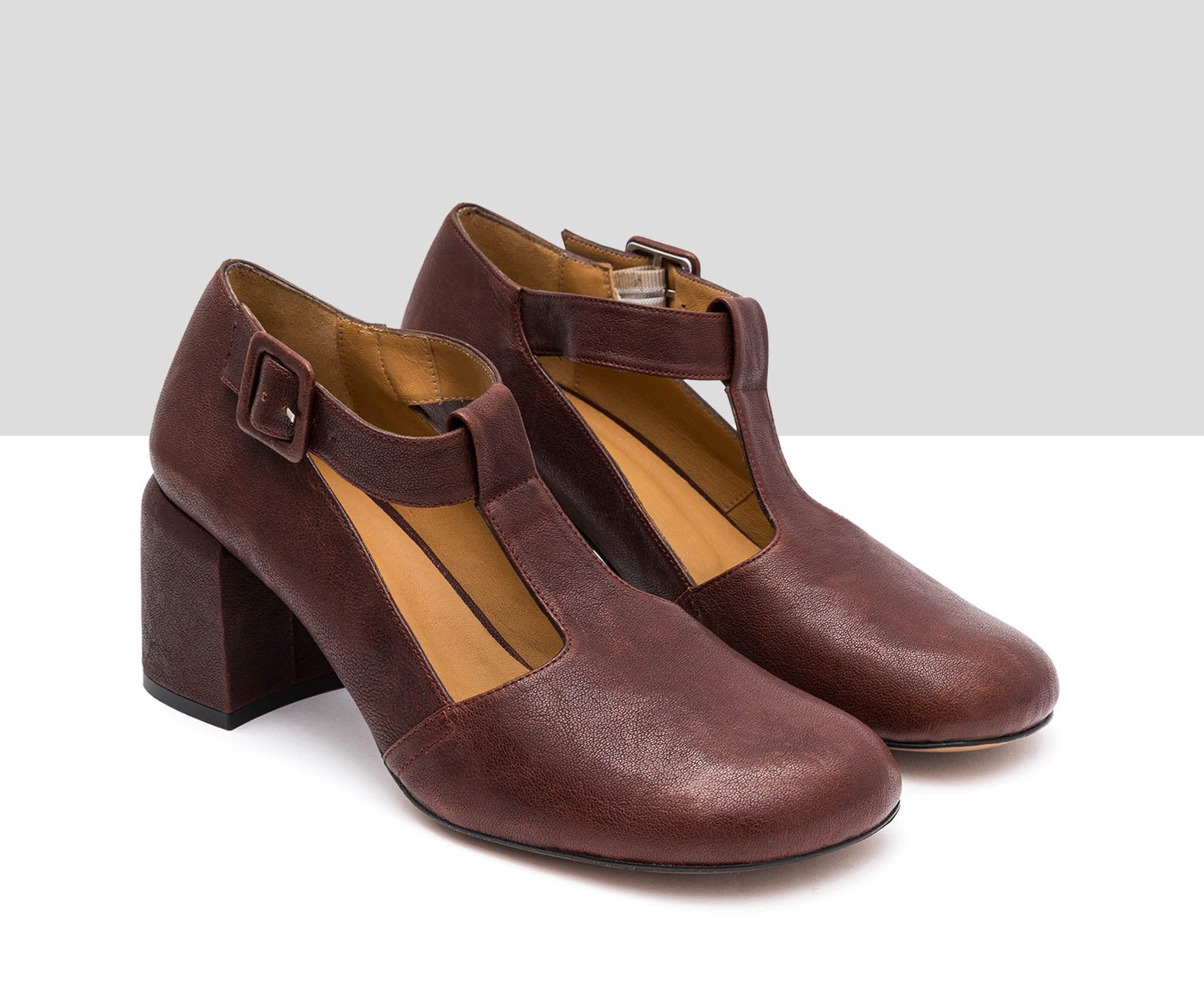 Zapato de mujer en piel con tacón medio. Imelda