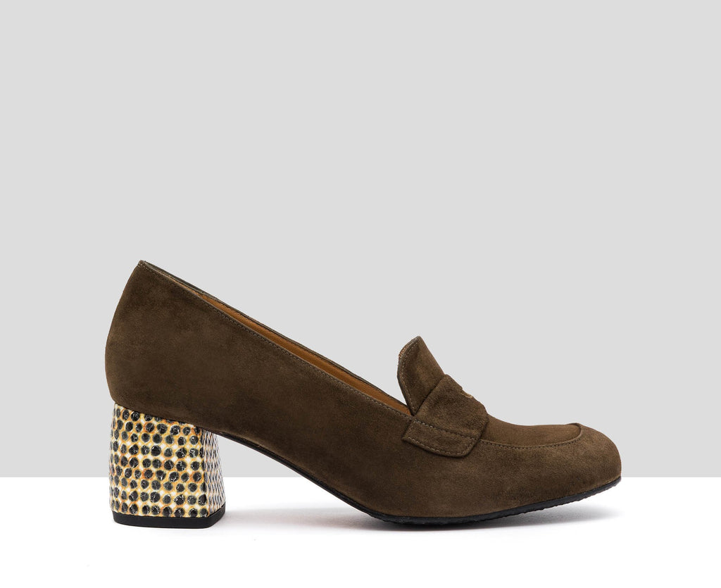 Zapato de mujer en piel con tacón medio. Irenia