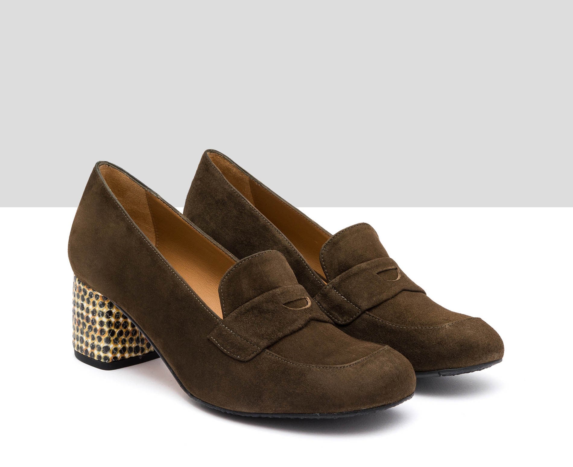 Women's leather shoe with a medium heel. Irenia