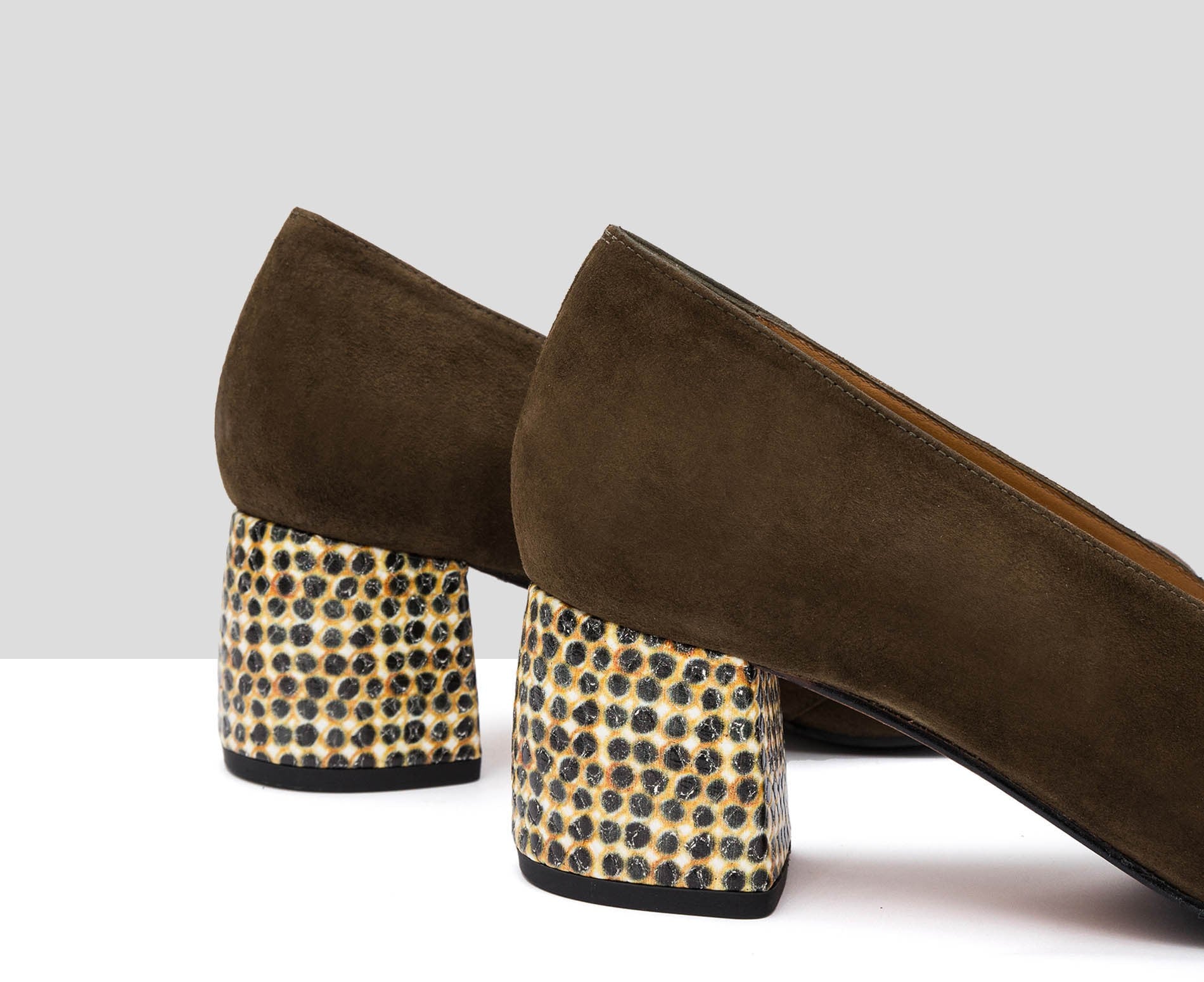 Women's leather shoe with a medium heel. Irenia