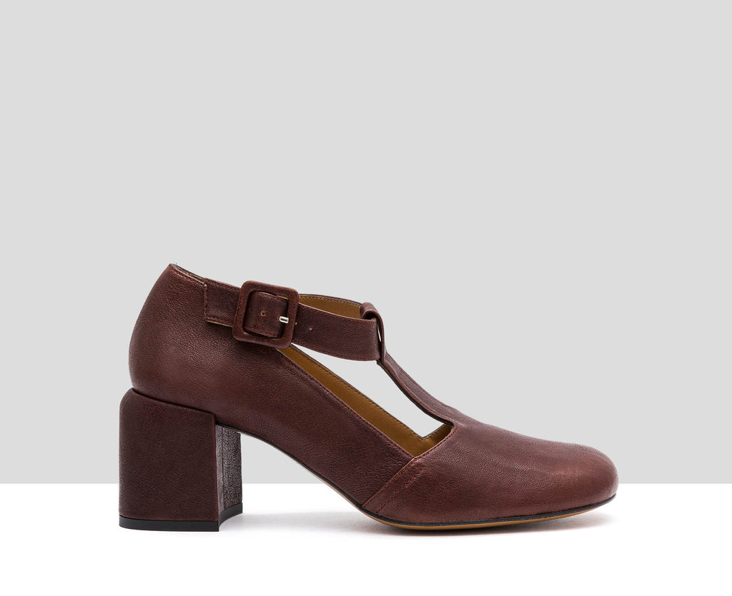 Women's leather shoe with a medium heel. Imelda