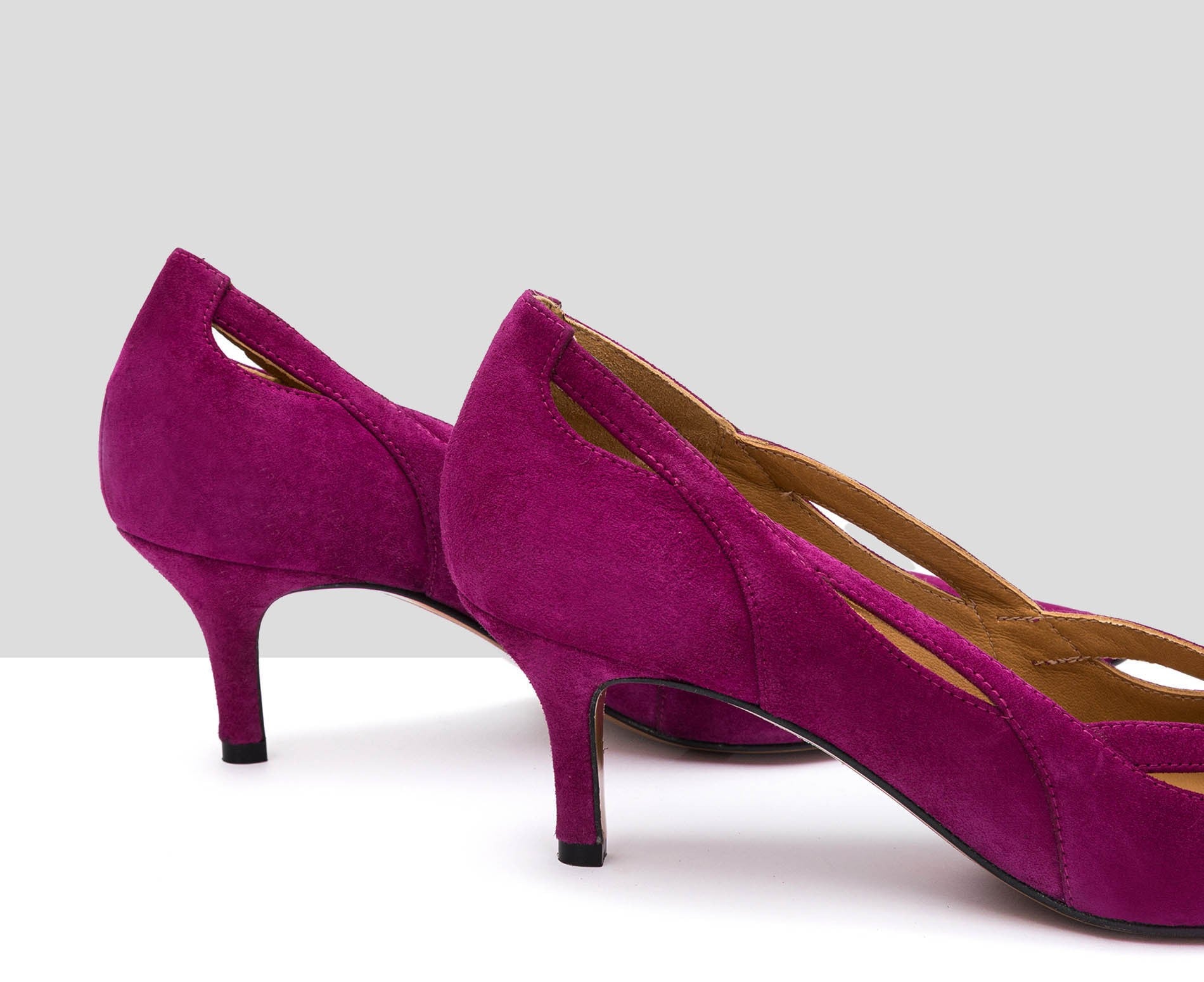 Women's leather shoe with a medium heel. Ilvy