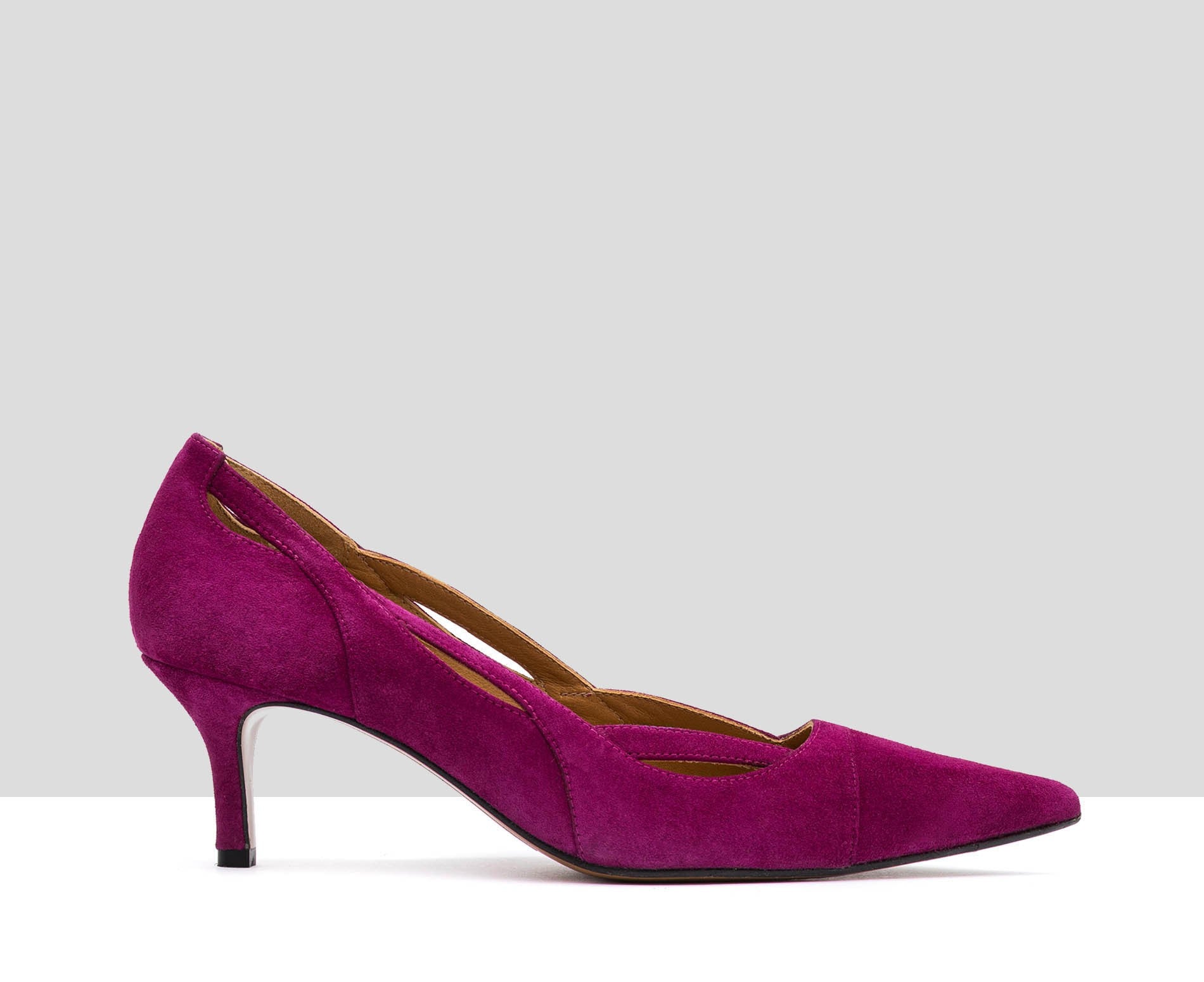 Women's leather shoe with a medium heel. Ilvy