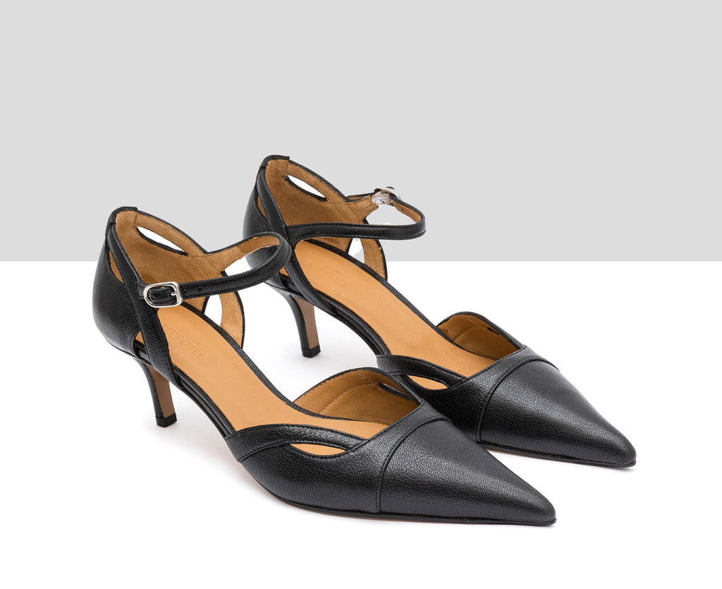 Women's leather shoe with a medium heel. Iris