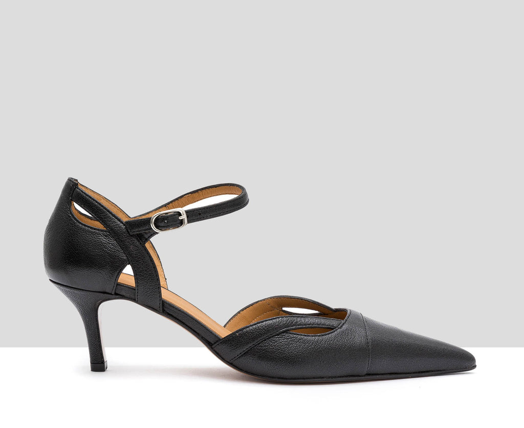 Women's leather shoe with a medium heel. Iris