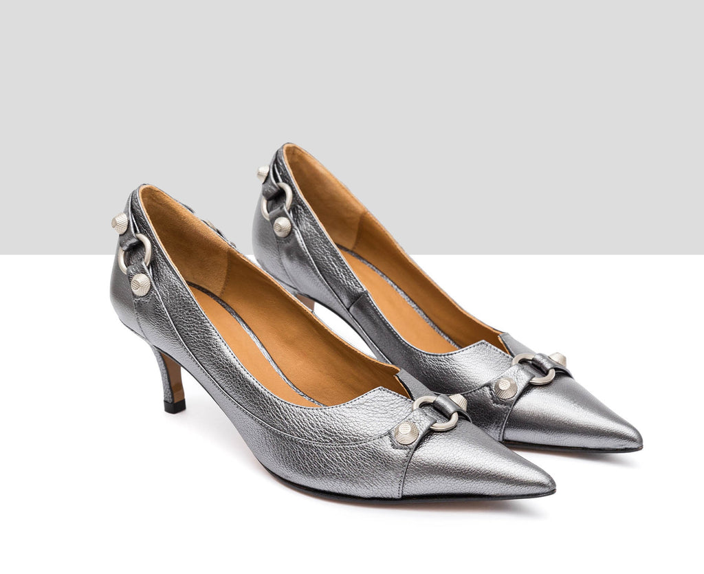 Women's leather shoe with a medium heel. Isha