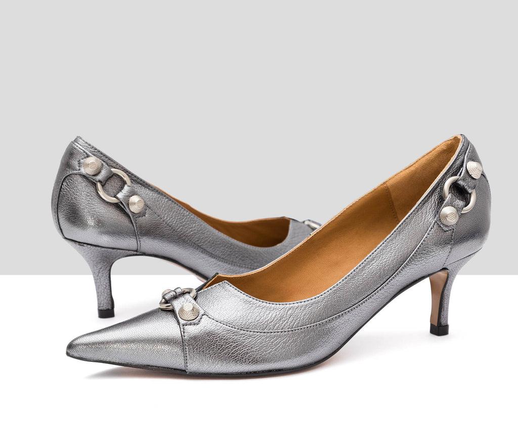 Women's leather shoe with a medium heel. Isha