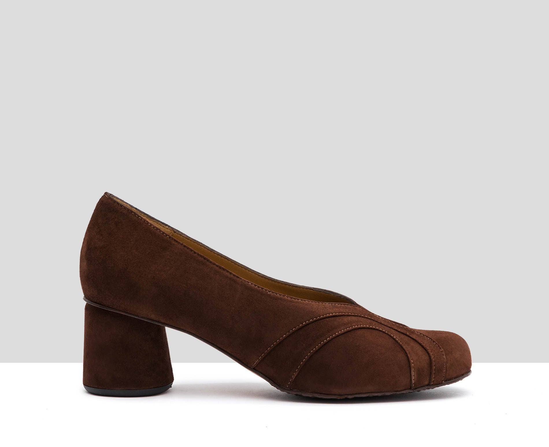 Women's leather shoe with a medium heel. Irsia