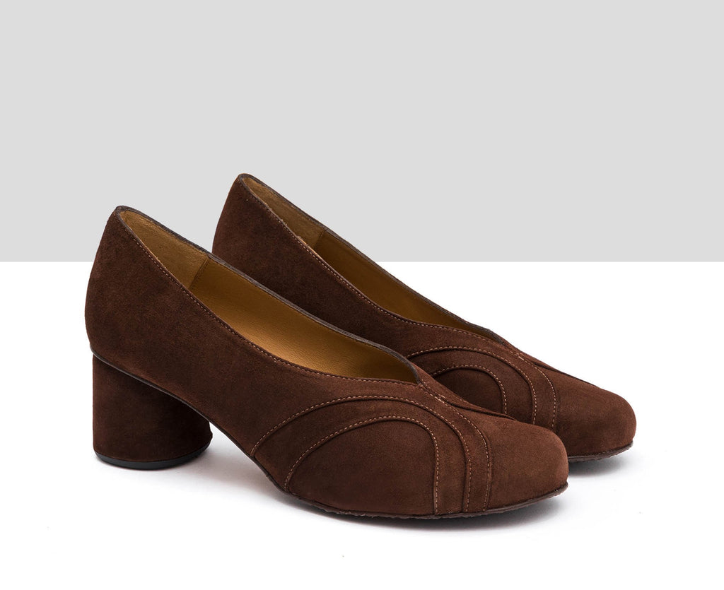 Women's leather shoe with a medium heel. Irsia
