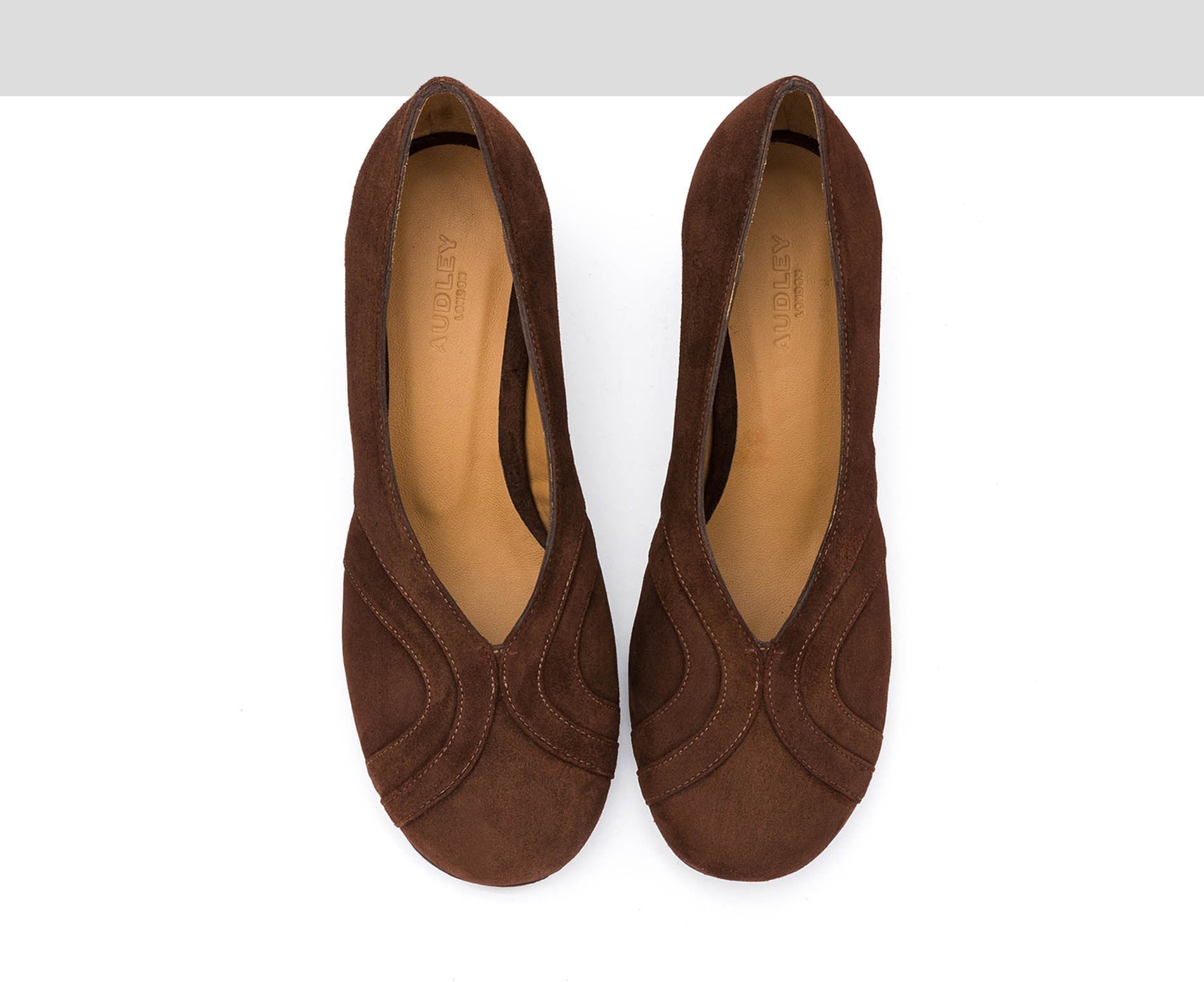 Women's leather shoe with a medium heel. Irsia