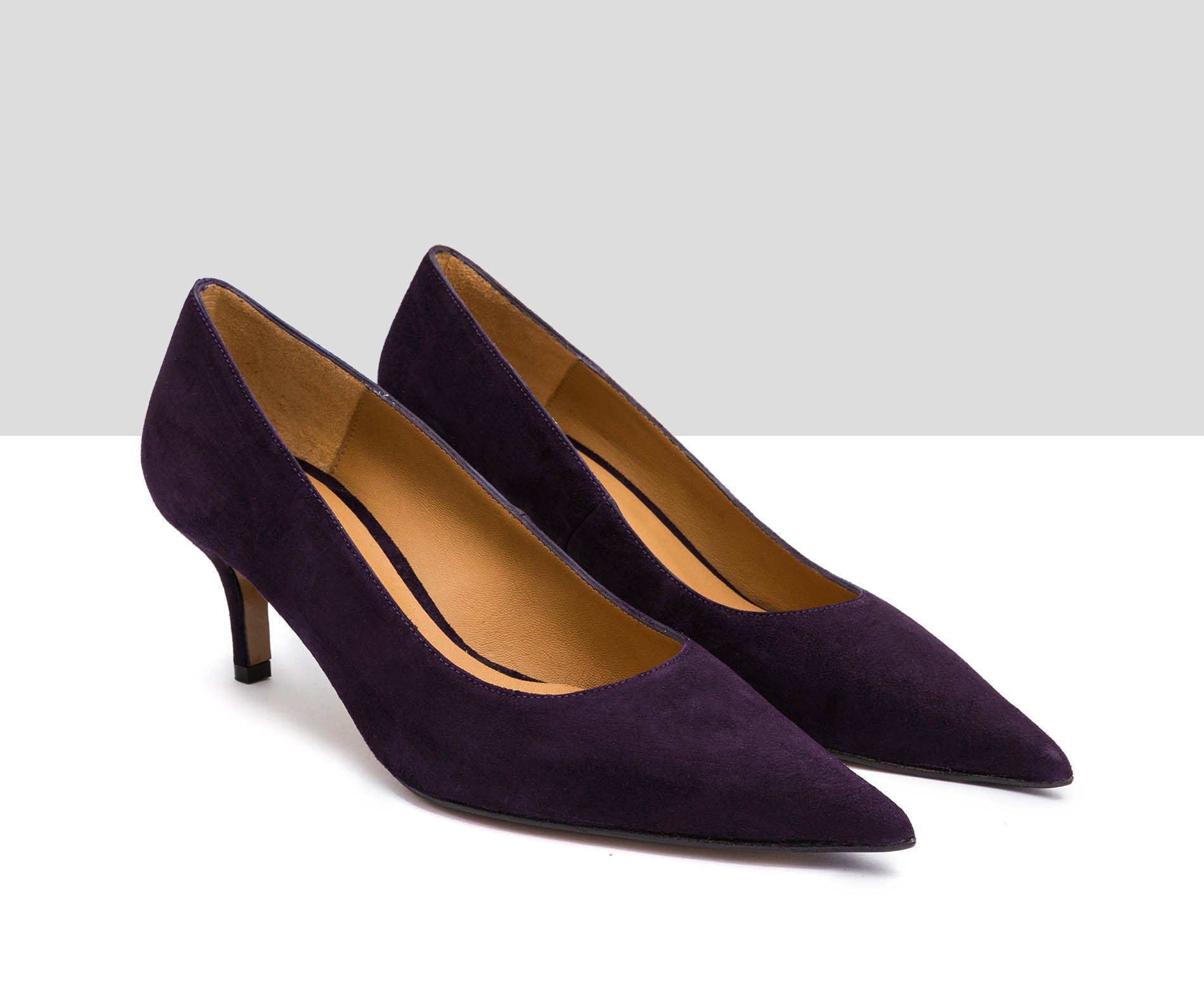 Zapato de mujer en piel con tacón medio. Ingrid