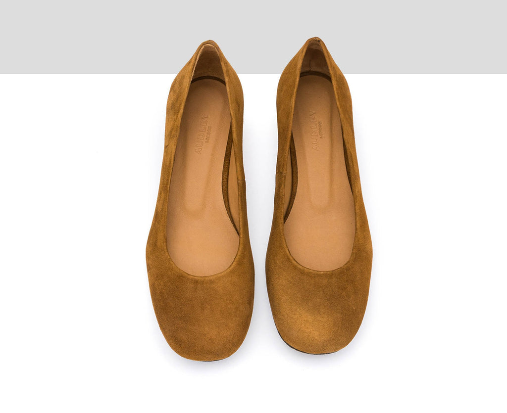 Zapato de mujer en piel con tacón bajo. Ivonne