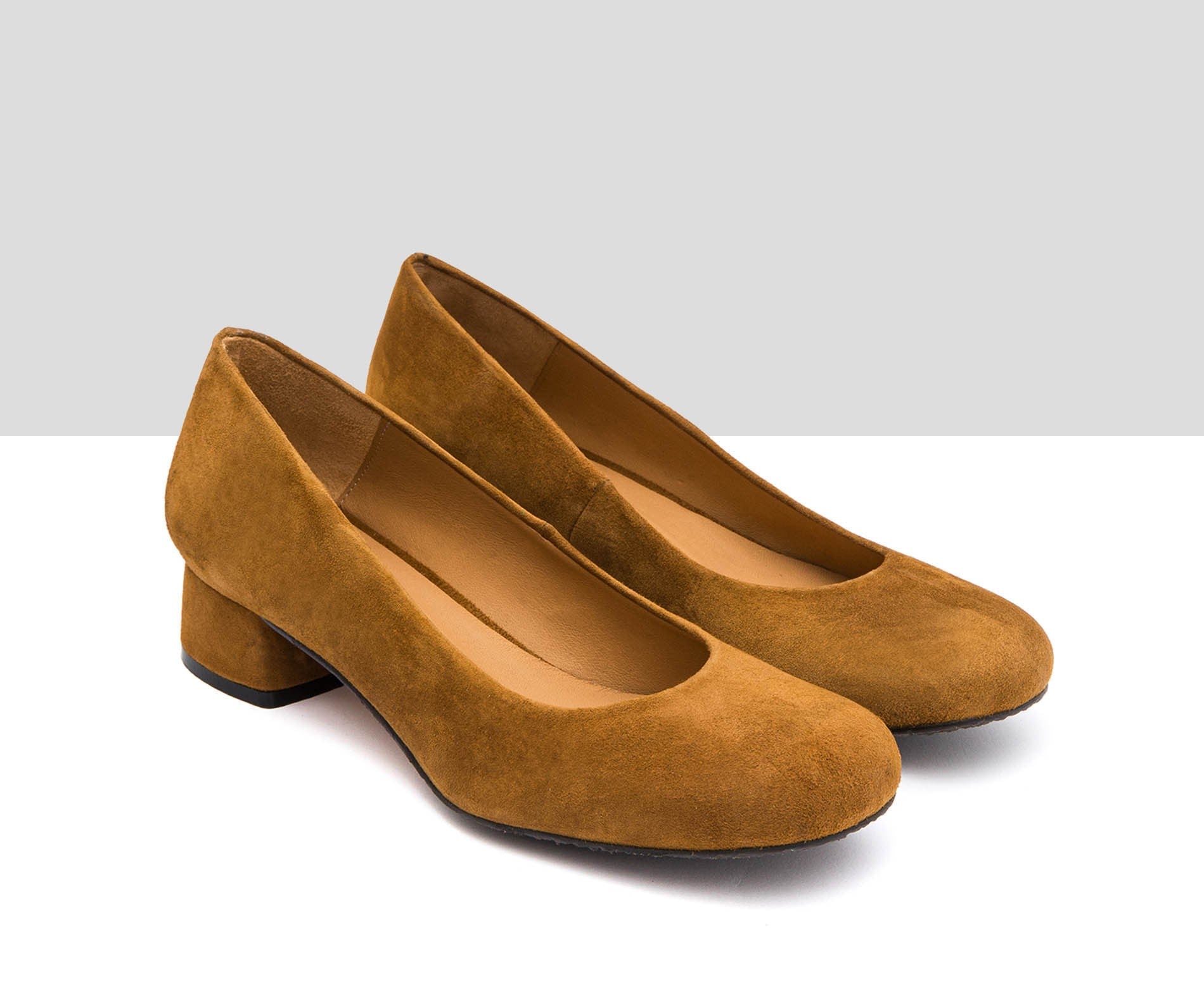 Women's leather shoe with a low heel. Ivonne