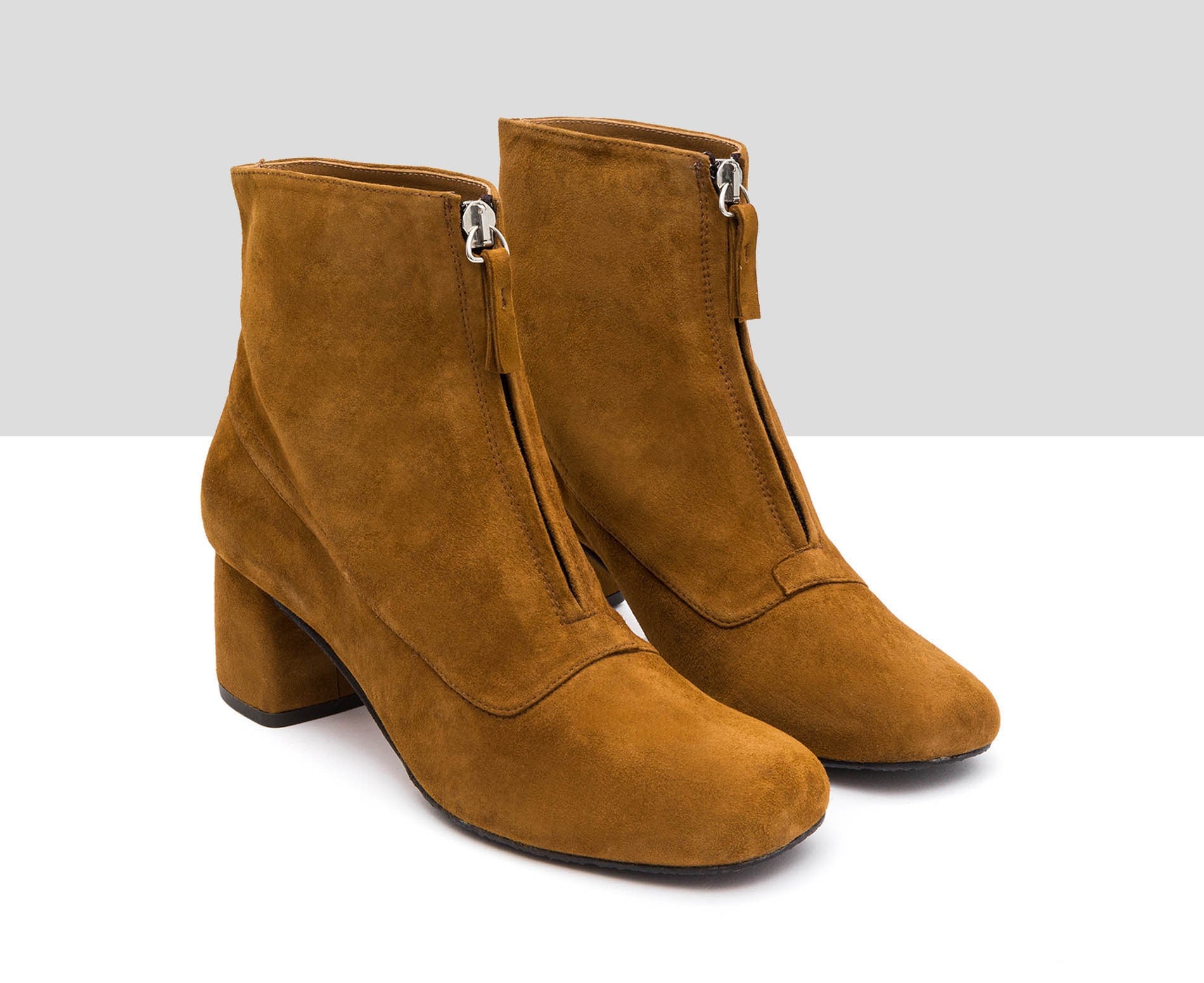 Botín de mujer en piel con tacón medio. Ittay